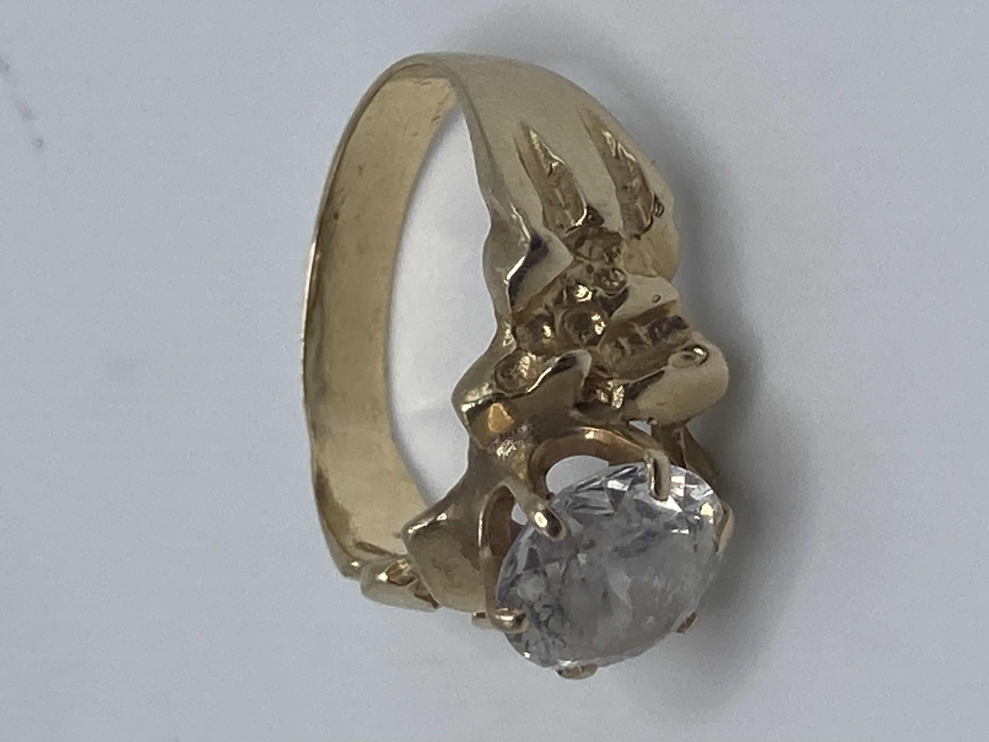 Photo 1 of 14K GOLD RING W CLEAR STONE APPROX SIZE 8.5-9 (6.3G)
