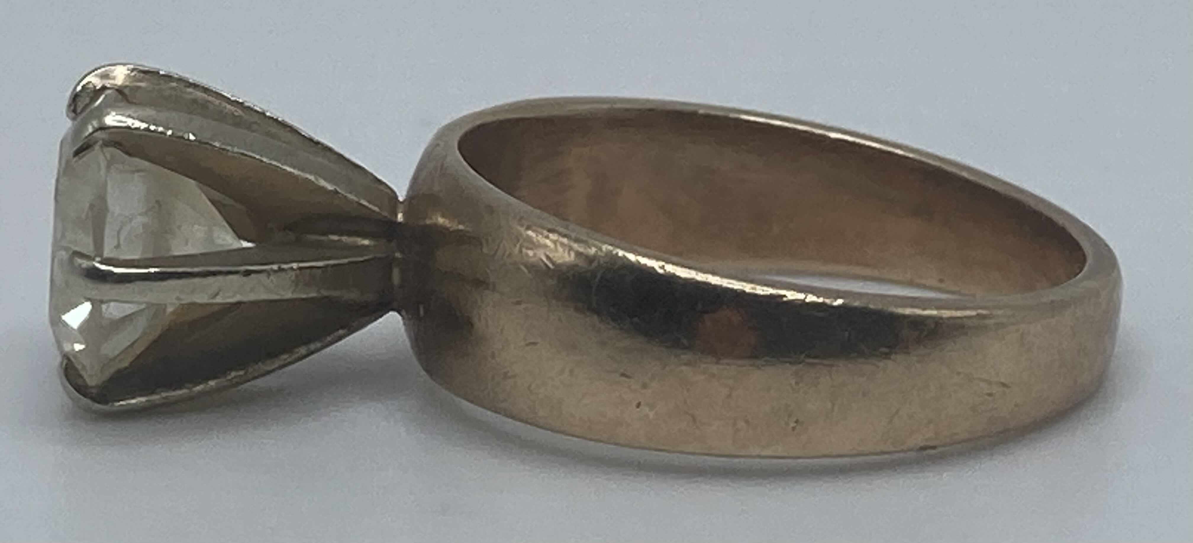 Photo 1 of 14K GOLD RING W CLEAR STONE APPROX SIZE 7.5-8 (5.6G)