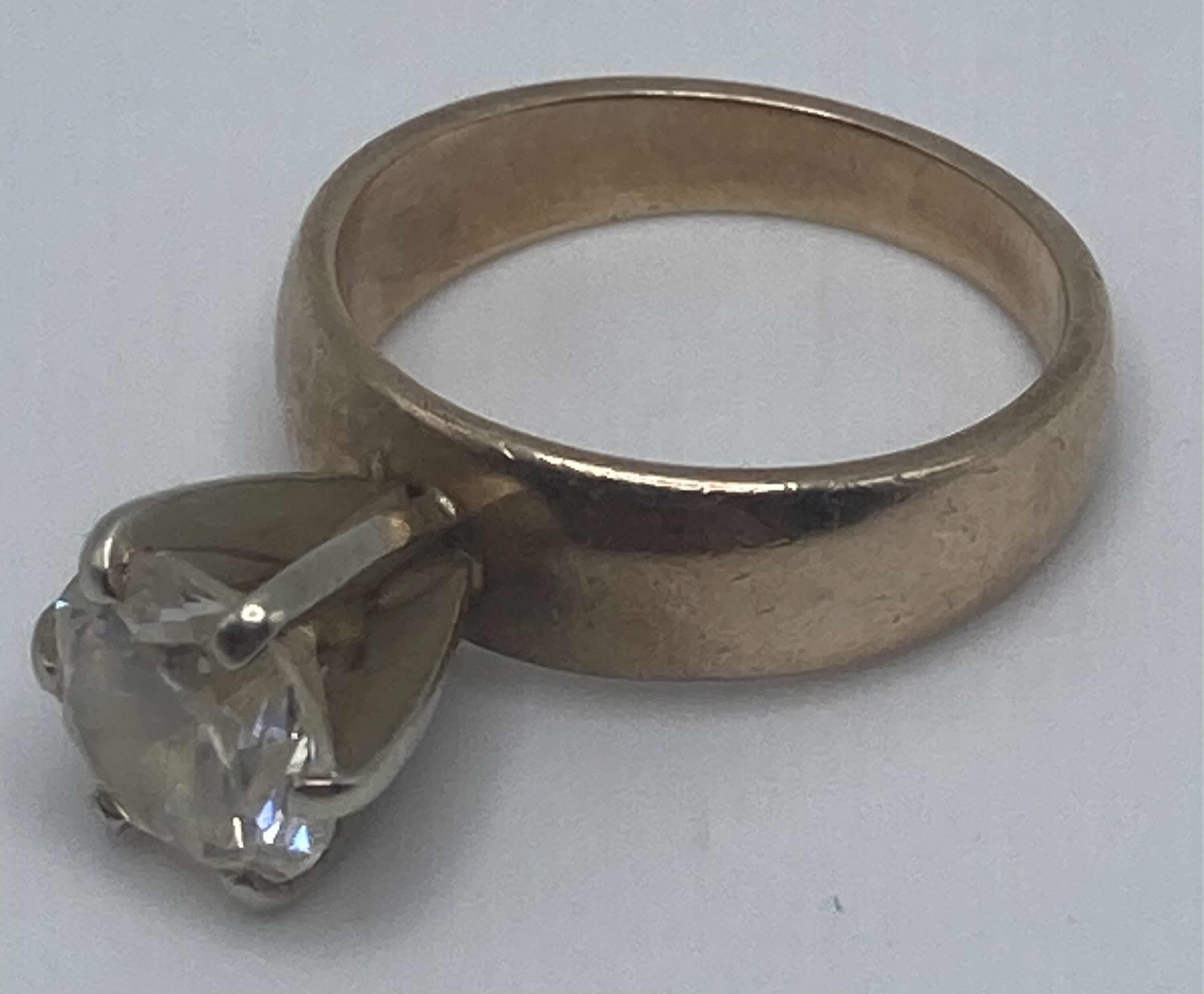Photo 1 of 14K GOLD RING W CLEAR STONE APPROX SIZE 7.5-8 (5.6G)
