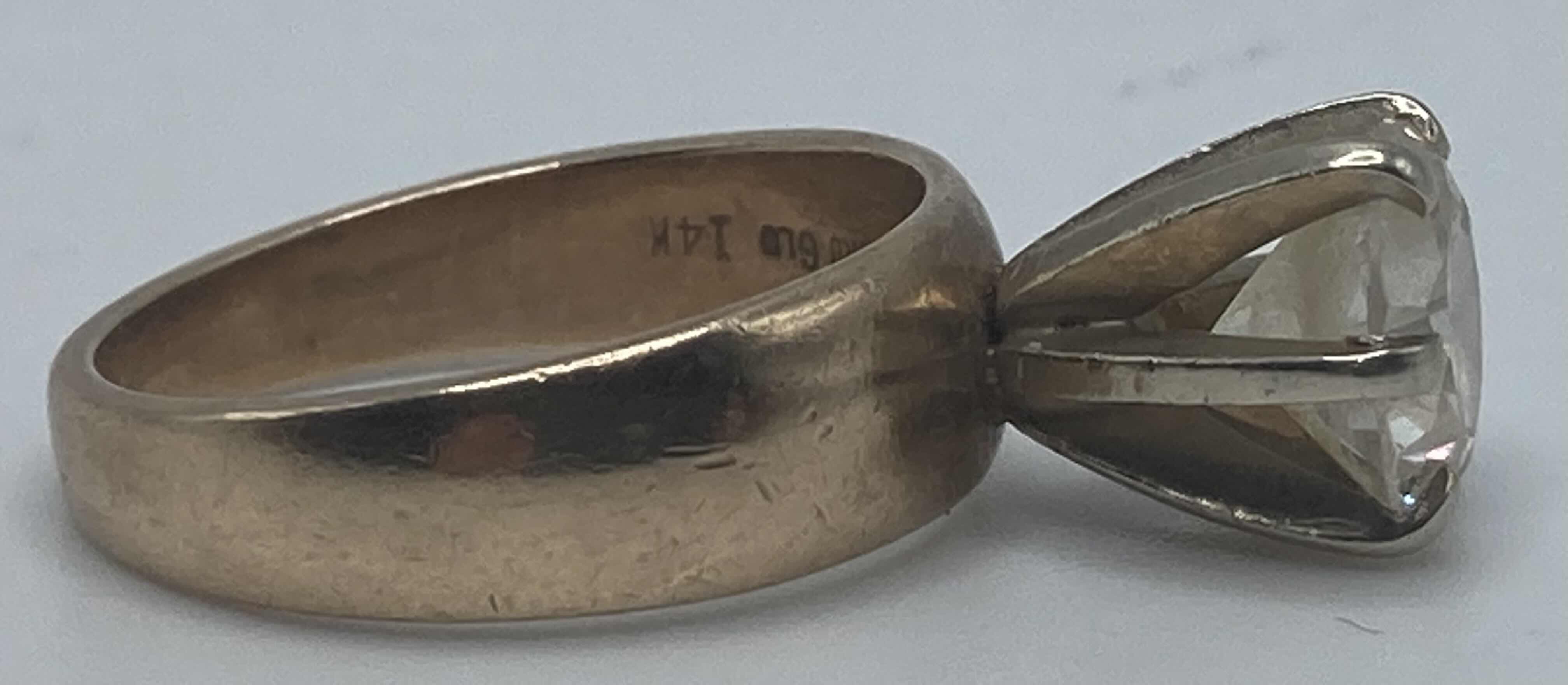 Photo 1 of 14K GOLD RING W CLEAR STONE APPROX SIZE 7.5-8 (5.6G)