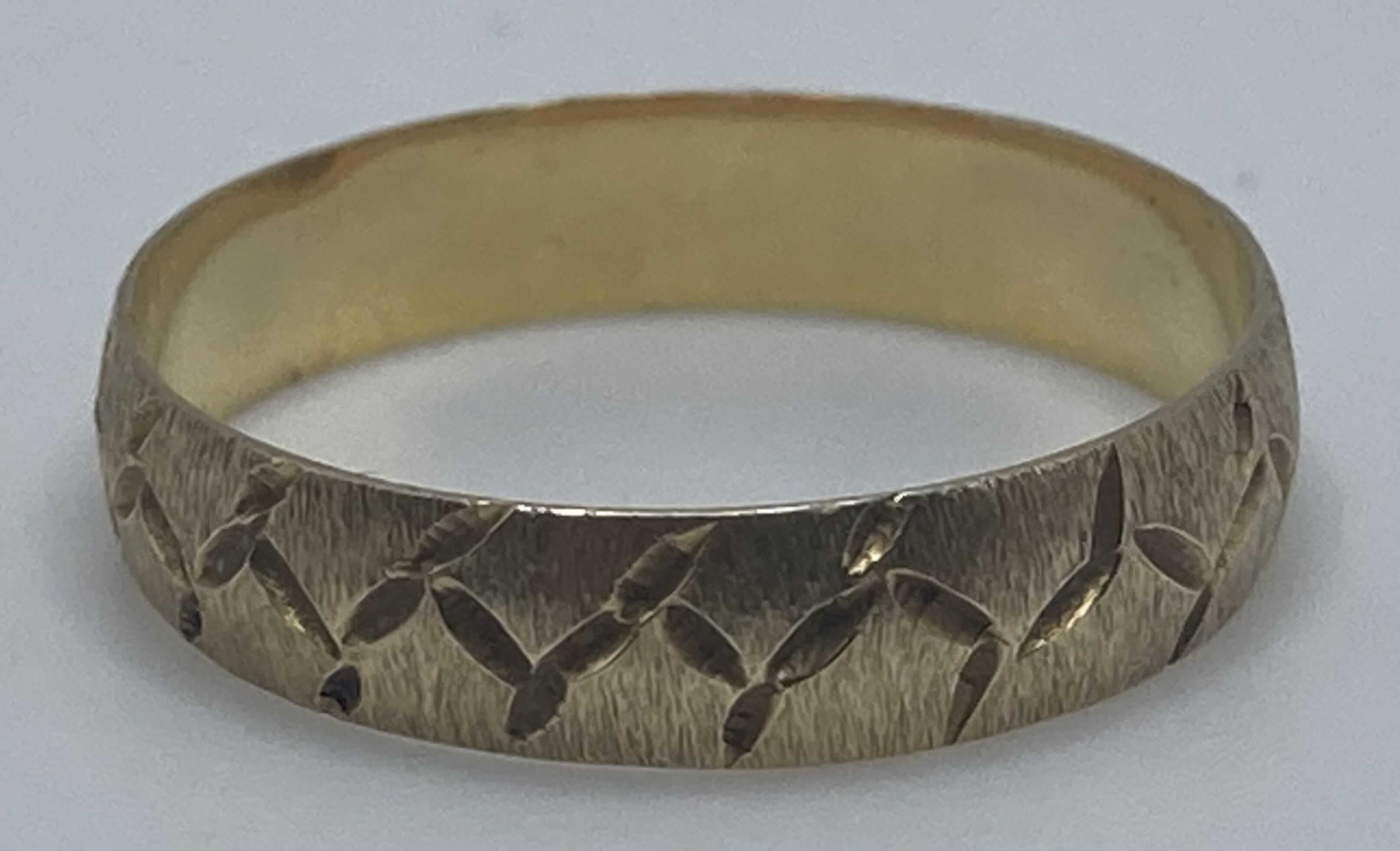 Photo 1 of 14K GOLD RING BAND APPROX RING SIZE 7.5-8 (1.4G)