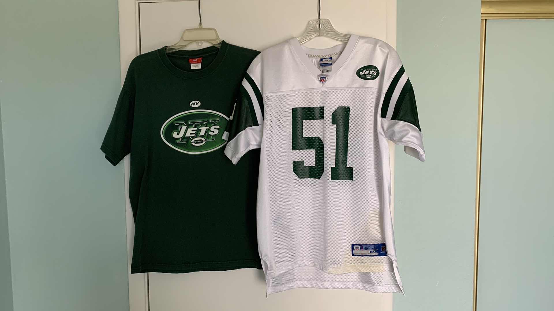 Photo 1 of NFL NEW YORK JETS TSHIRT M AND JERSEY 51 VILMA
