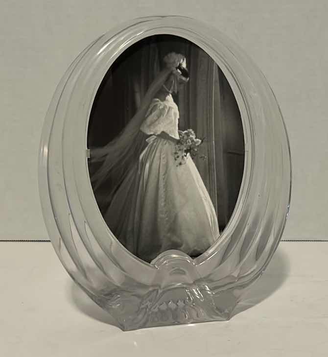 Photo 1 of DISWOE MIKASA CONCENTRIC OVAL CRYSTAL PICTURE FRAME, MADE IN JAPAN, WY469/829