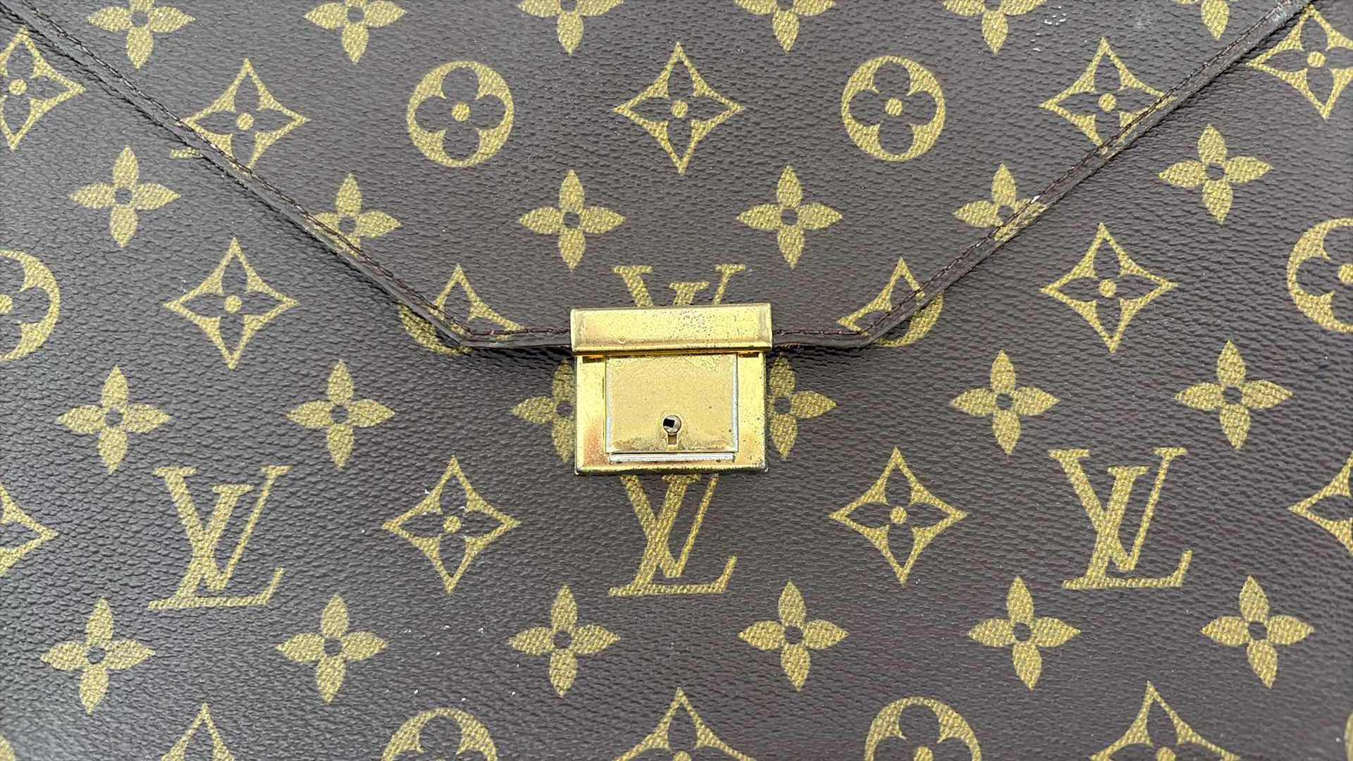 Photo 1 of ??? LOUIS VUITTON REPLICA DOCUMENT HOLDER H10”