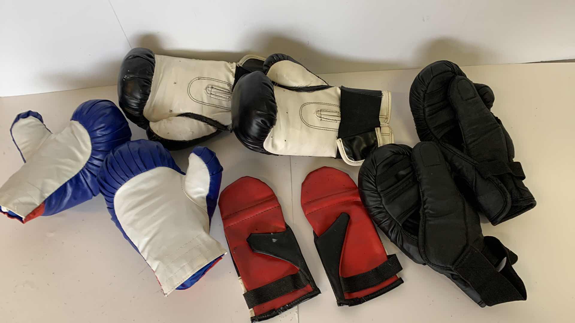 Photo 3 of ASSORTED BOXING AND SPARING GLOVES EVERLASTING FRANKLIN