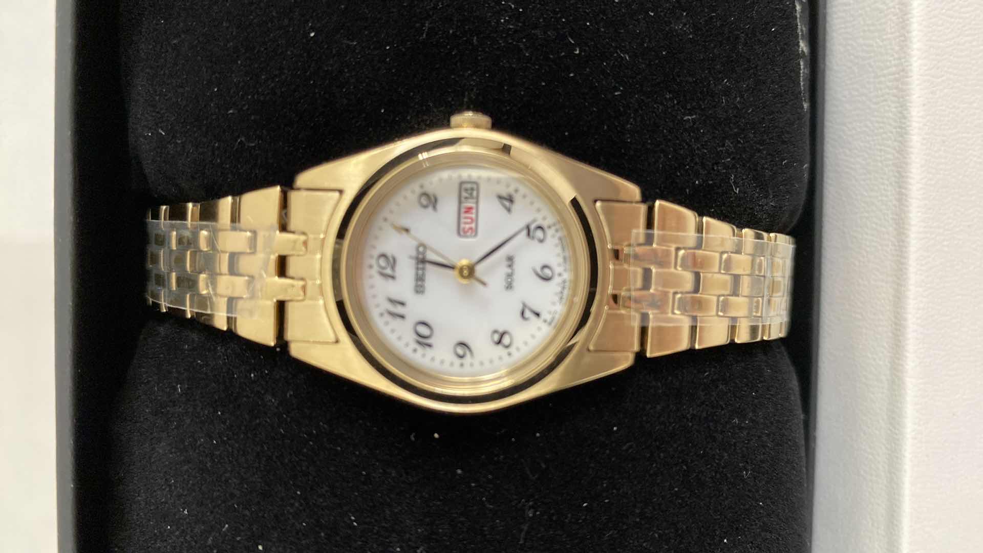 Photo 3 of WOMENS SEIKO GOLD TONE WATCH SUT118 IN BOX DAYS ARE RED WRITING