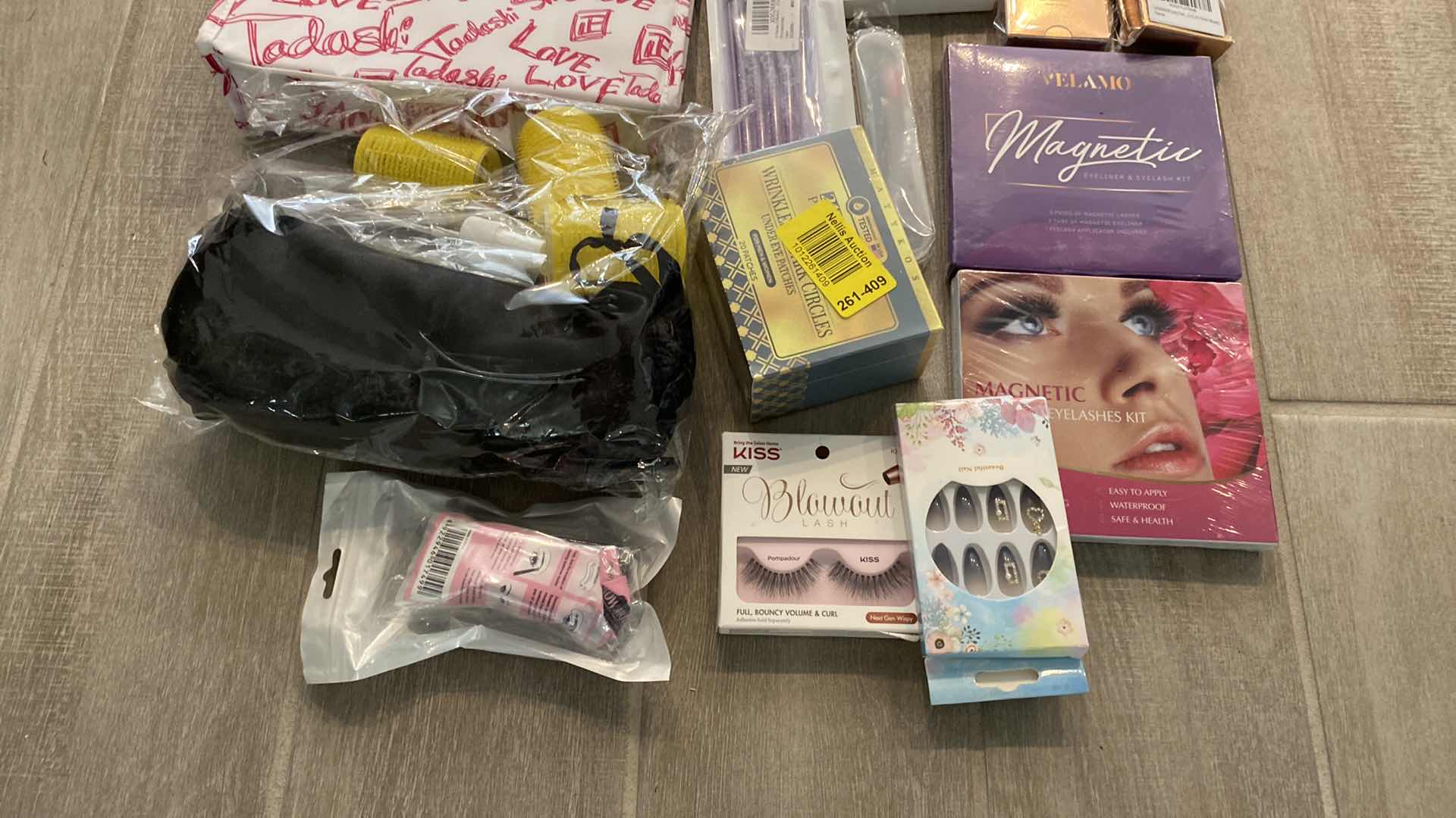 Photo 4 of BAG OF EYELASHES AND MORE