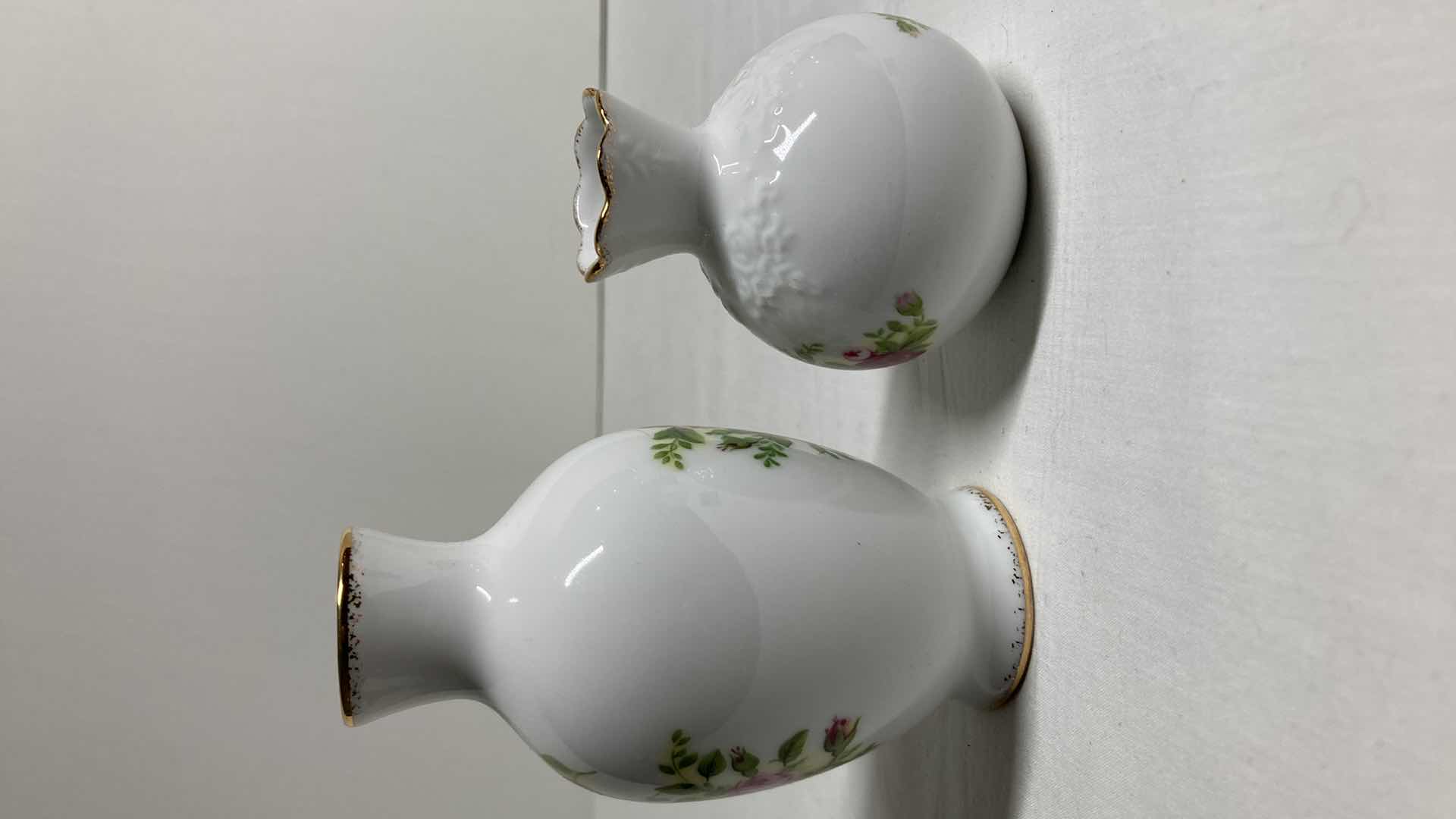 Photo 2 of ROYAL ALBERT OLD COUNTRY ROSES VASES (2) H2.75”-H4.75”