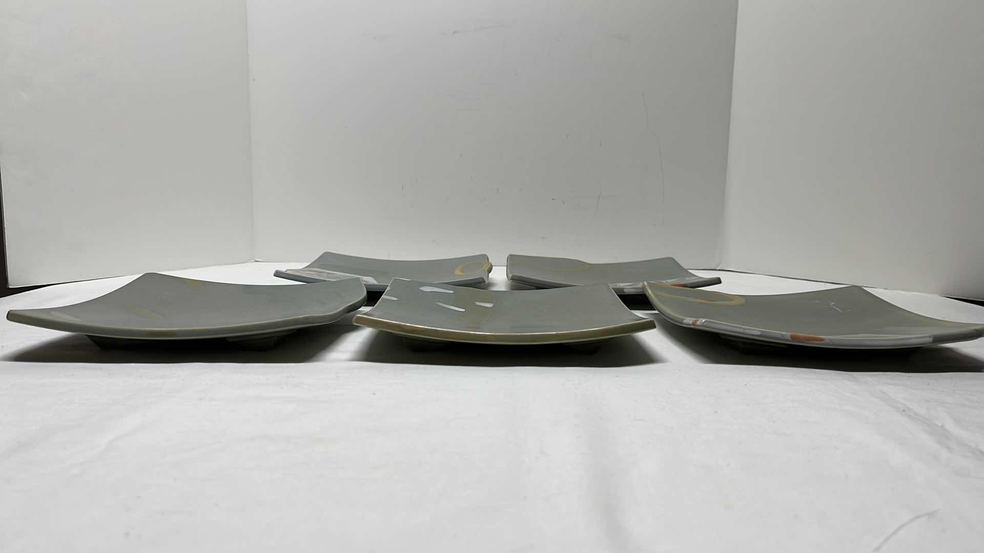 Photo 7 of INES DE BOOY PLATTER 14” AND PLATES 8” (6 PCS)
