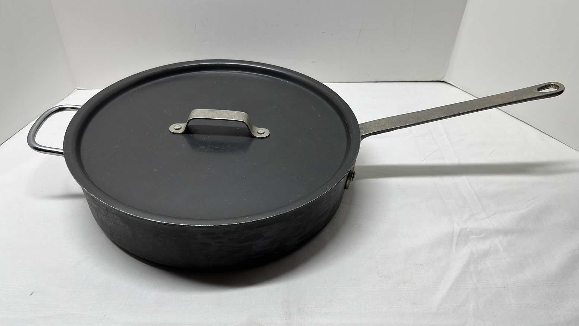 Photo 1 of VINTAGE COMMERCIAL ALUMINUM COOKWARE SKILLET FRY PAN 5 QT W LID (#5005)