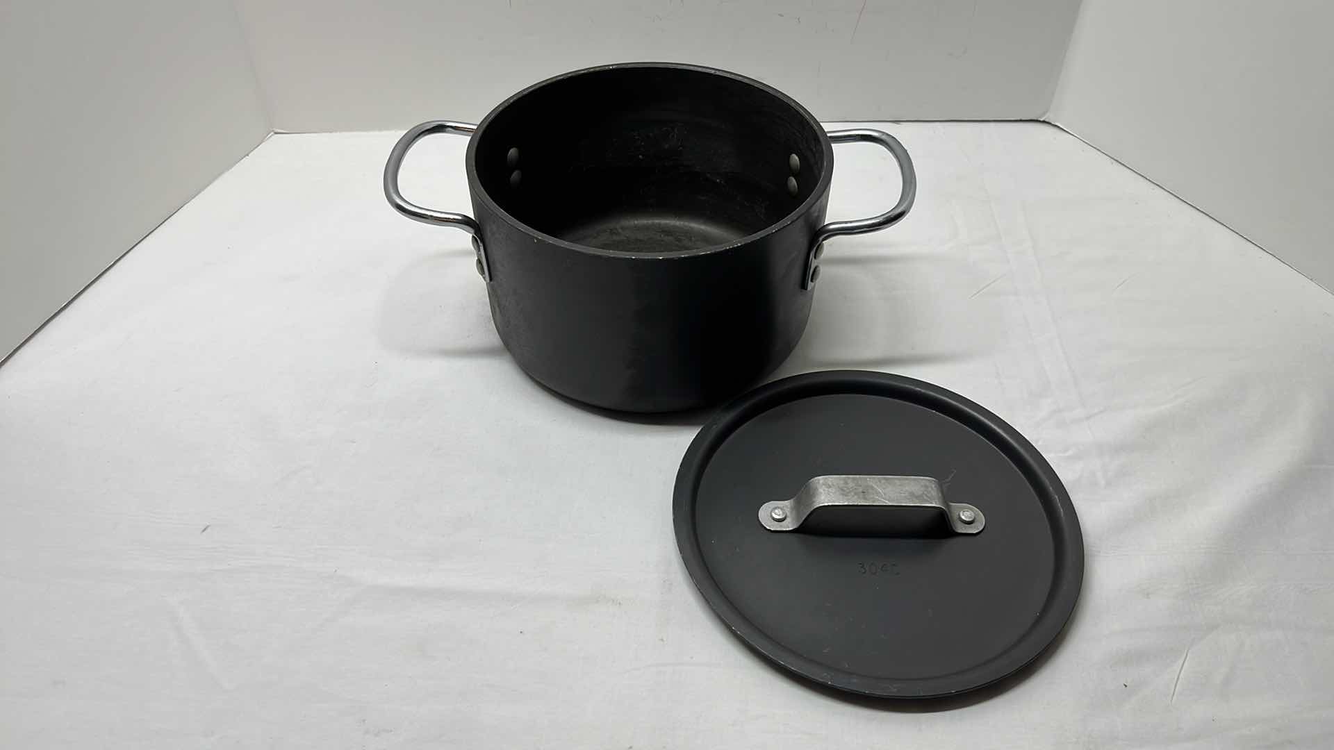 Photo 3 of VINTAGE COMMERCIAL ALUMINUM COOKWARE 3.5 QT SAUCEPAN & LID (8703 1/2)