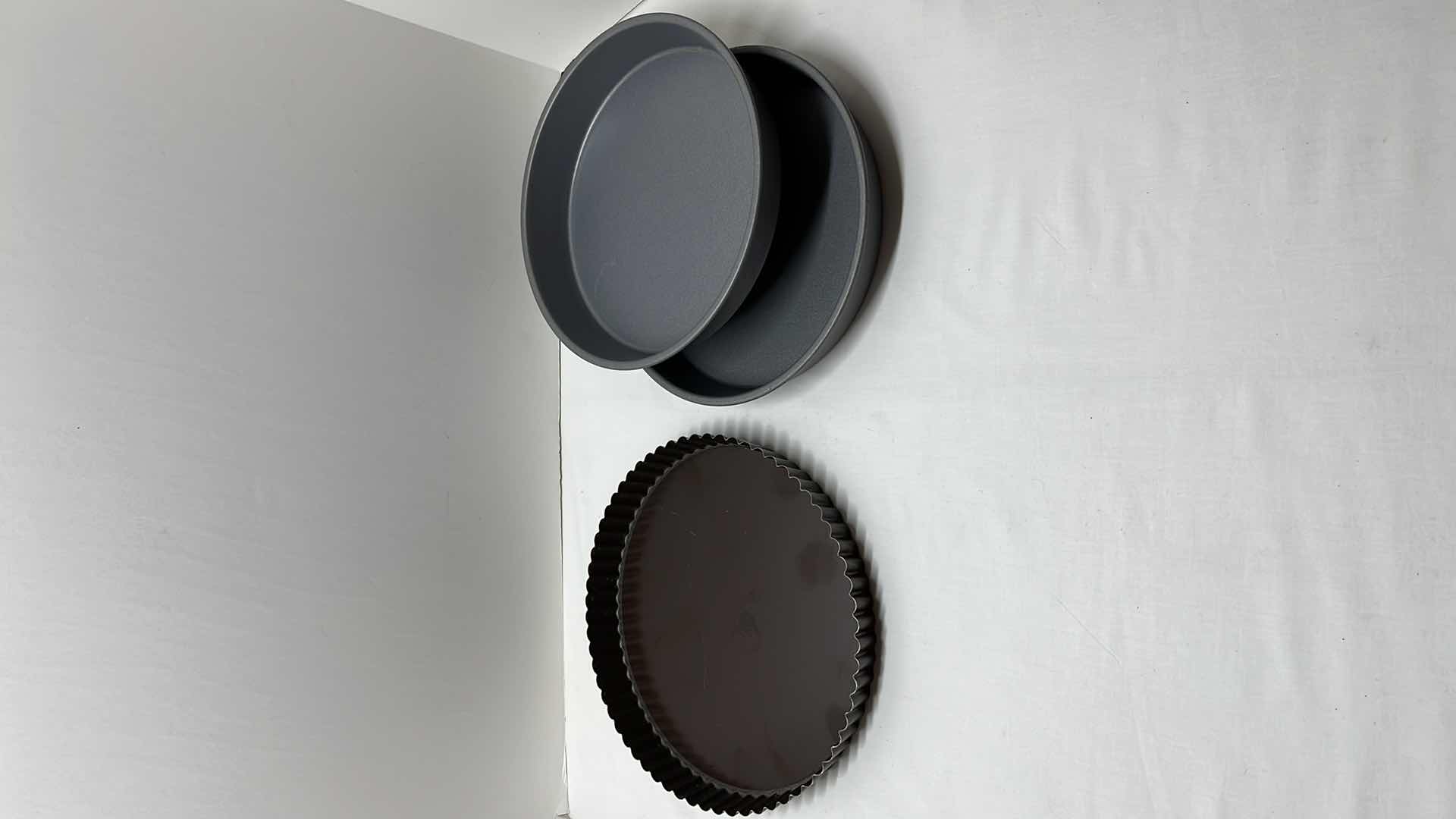 Photo 1 of 9.5” NONSTICK TART PAN (1) & 9” NONSTICK CAKE PANS (2)