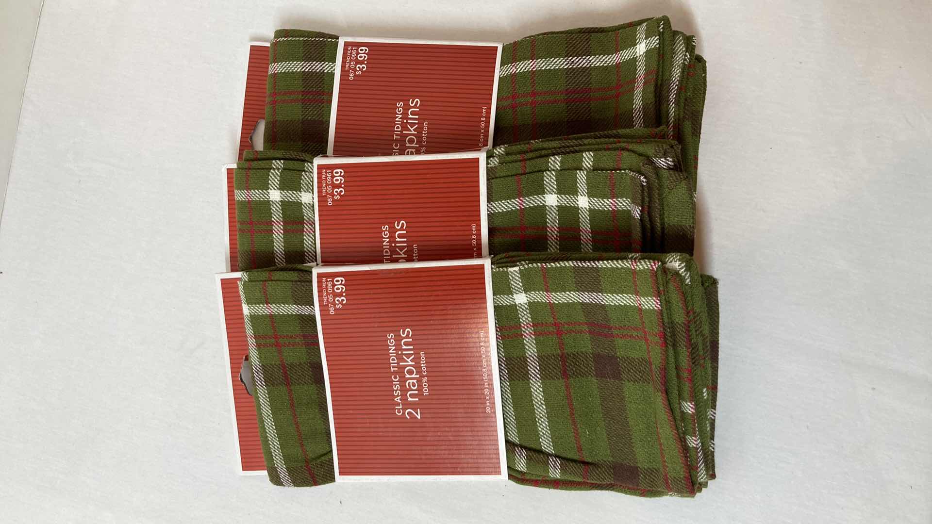 Photo 3 of NEW TARGET BRAND CHRISTMAS THEMED & GREEN FLANNEL CLOTH NAPKINS (6)