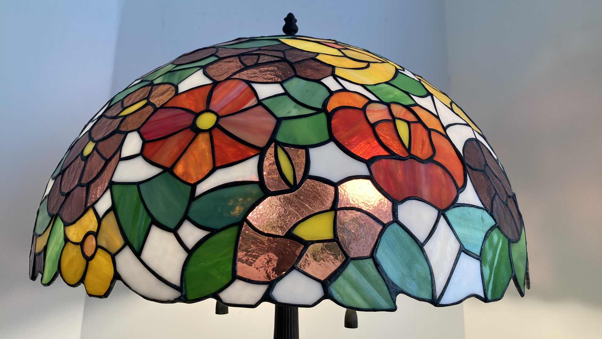 Photo 2 of TIFFANY STYLE FLORAL GLASS SHADE METAL BASE TABLE LAMP 20” X 26”