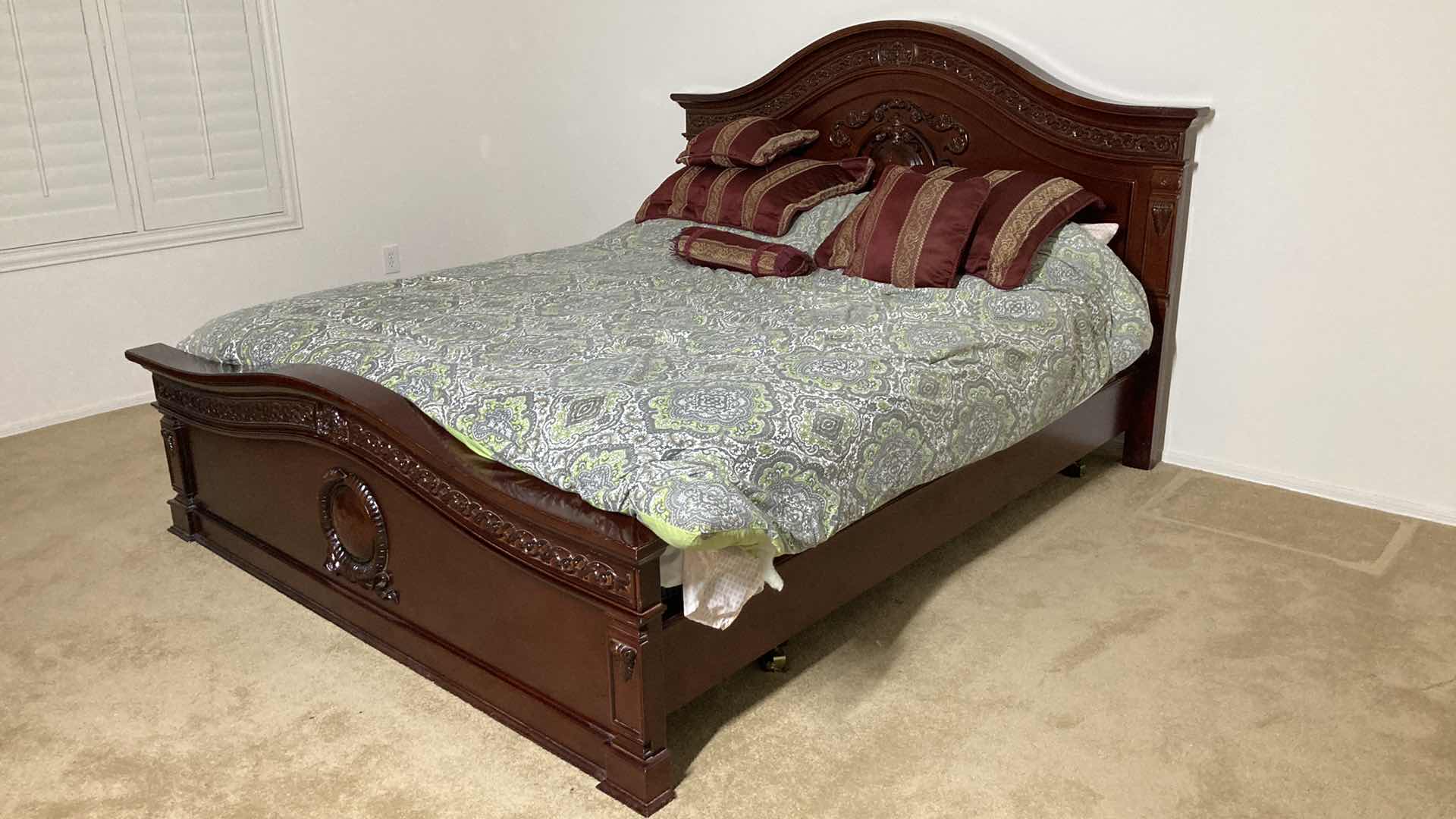 Photo 2 of ORNATE CARVED CHERRYWOOD FINISH KING SIZE BED FRAME W BEAUTY REST FIRM MATTRESS & BOX SPRING