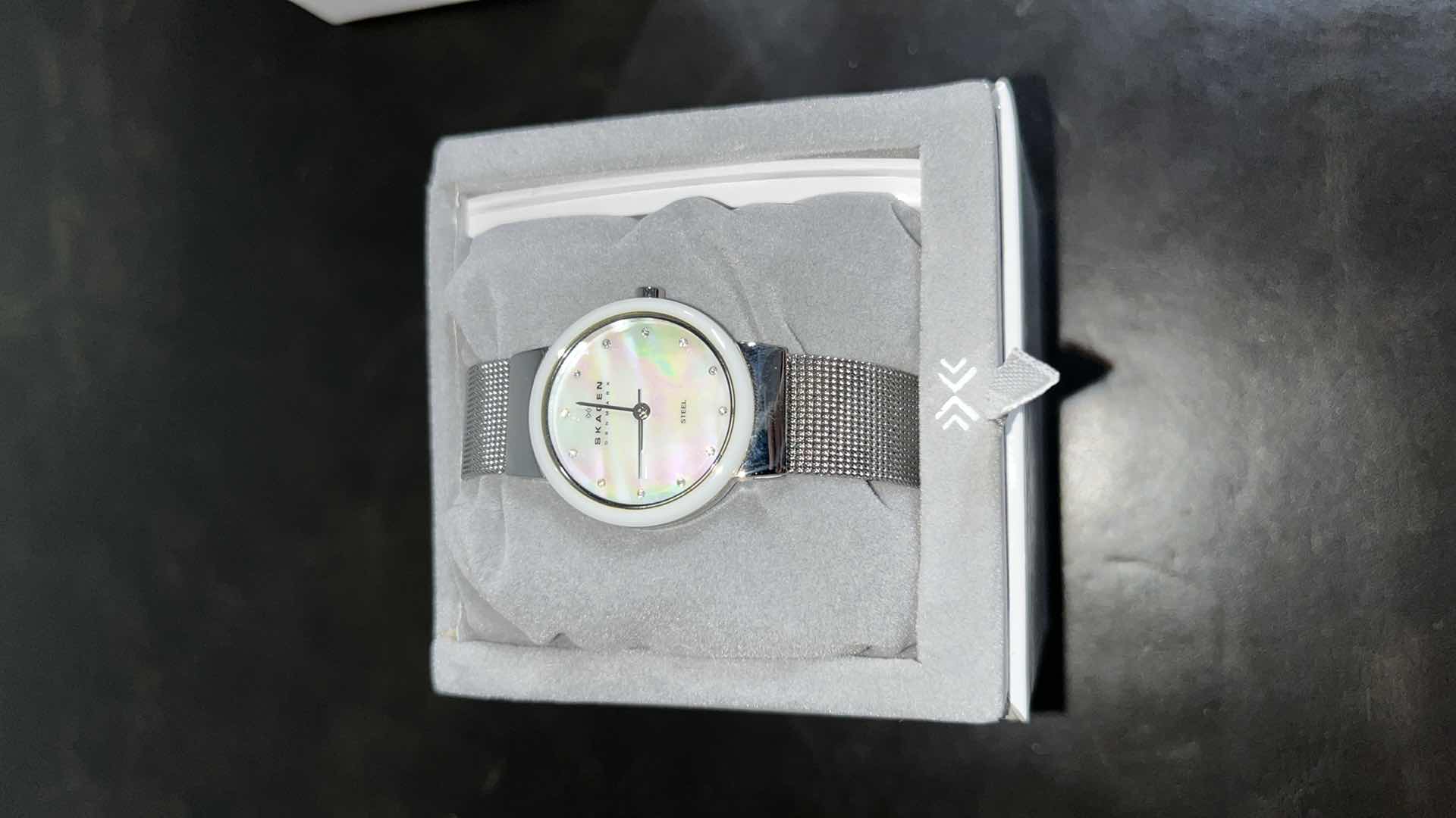 Photo 3 of NEW WOMENS SKAGEN DENMARK WATCH W STAINLESS STEEL CASE & MESH BAND, MOTHER OF PEARL INLAY & SWAROVSKI CRYSTALS, INCLUDES ORIGINAL BOX MODEL 458SSSW