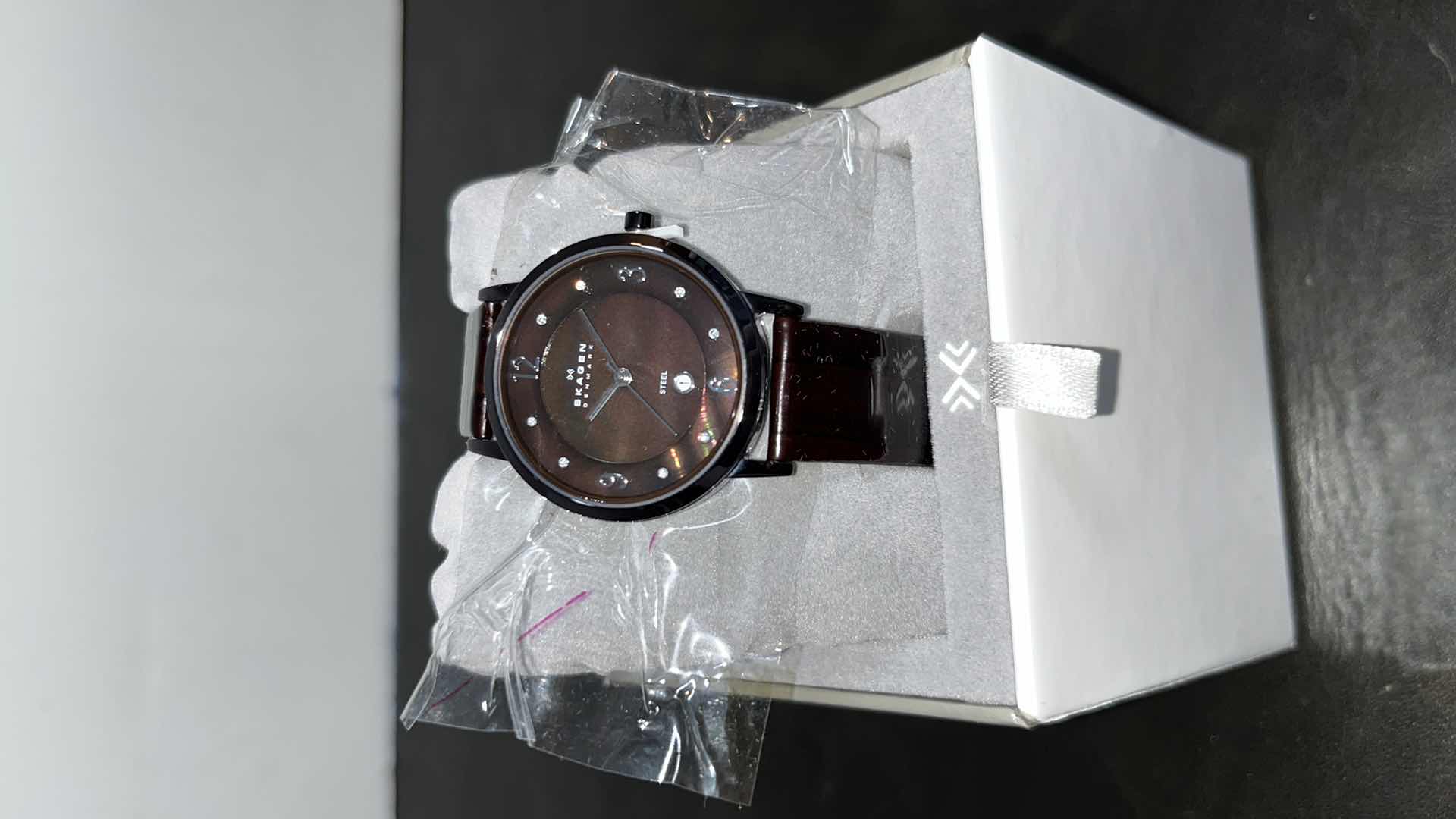 Photo 3 of NEW WOMENS SKAGEN STEEL WATCH W STAINLESS STEEL CASE & GENUINE LEATHER STRAP, PURPLE MOTHER OF PEARL INLAY W SWAROVSKI CRYSTALS, INCLUDES ORIGINAL BOX MODEL 574SDLD8A