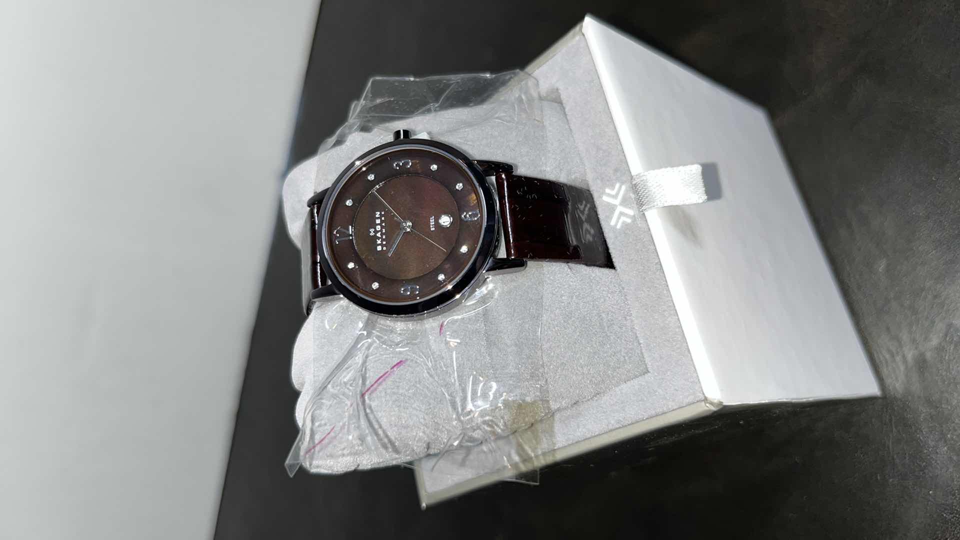 Photo 4 of NEW WOMENS SKAGEN STEEL WATCH W STAINLESS STEEL CASE & GENUINE LEATHER STRAP, PURPLE MOTHER OF PEARL INLAY W SWAROVSKI CRYSTALS, INCLUDES ORIGINAL BOX MODEL 574SDLD8A