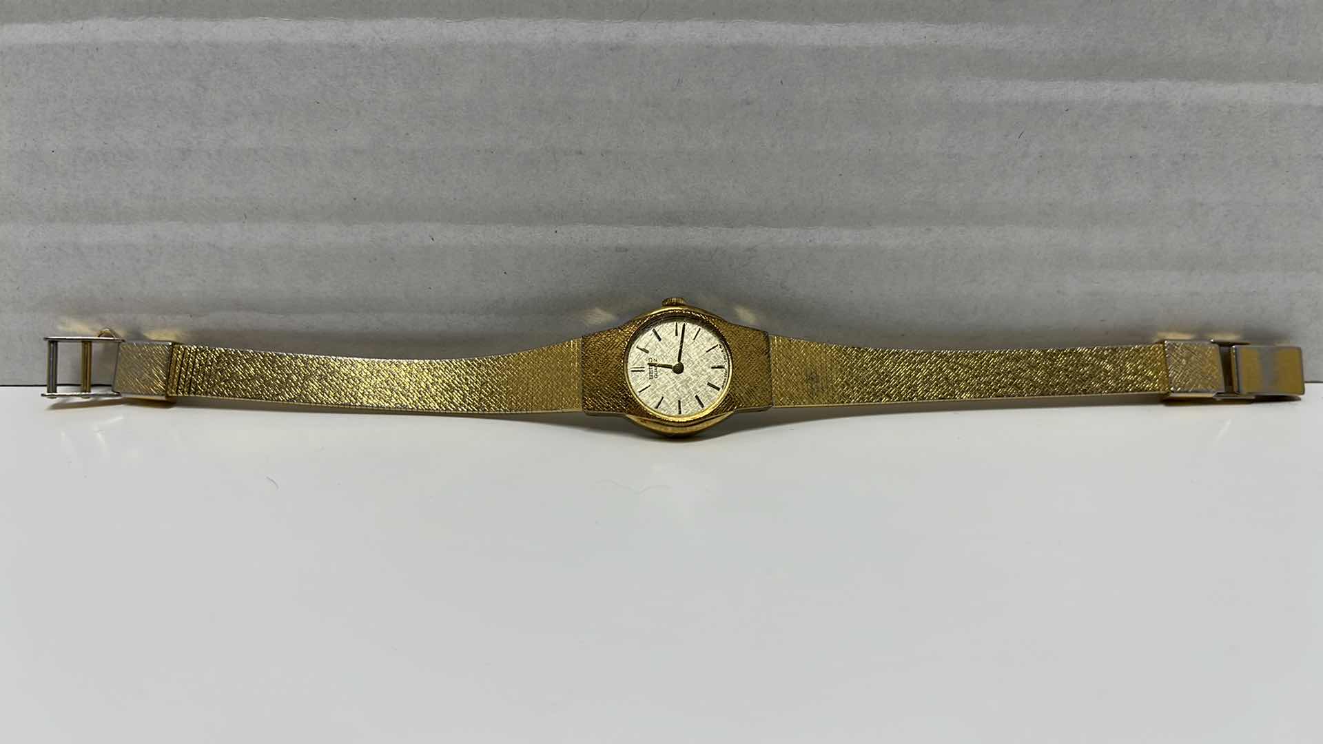 Photo 1 of VINTAGE WOMENS SEIKO QUARTZ GOLD TONE WRIST WATCH, BASE METAL & STAINLESS STEEL BACK #2C20-0149, Z5083