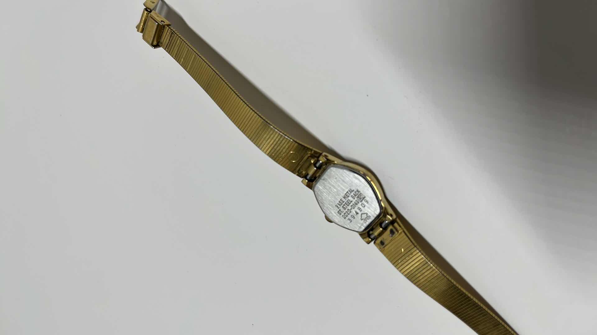 Photo 4 of VINTAGE WOMENS SEIKO QUARTZ GOLD TONE WRIST WATCH, BASE METAL & STAINLESS STEEL BACK #2C20-0149, Z5083