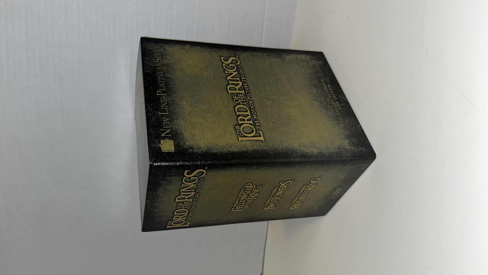 Photo 3 of THE LORD OF THE RINGS, THE MOTION PICTURE TRILOGY, SPECIAL EXTENDED EDITION TRIPLE DVD BOX SET