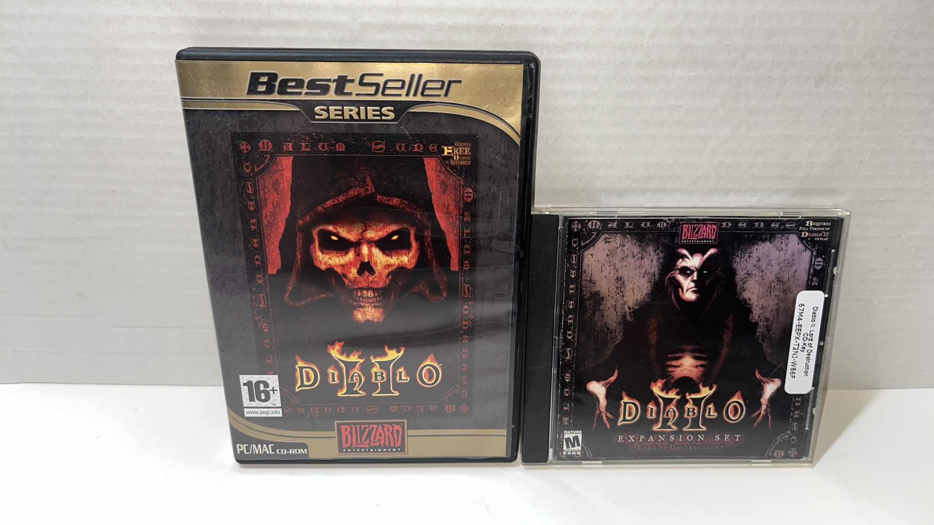 Photo 1 of DIABLO II FOR PC/MAC CD-ROM & DIABLO II EXPANSION SET LORD OF DESTRUCTION (2)