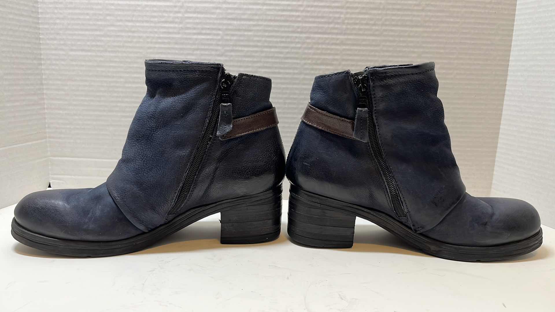 Photo 3 of MIZ MOOZ MIDNIGHT STONEY LEATHER ANKLE BOOT (WOMENS SIZE 39/8.5)