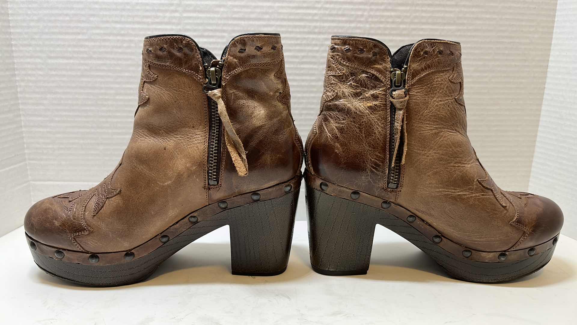 Photo 2 of ARIAT MUSIC CITY WESTERN LEATHER BOOT, BROWN (WOMENS SIZE 8.5)