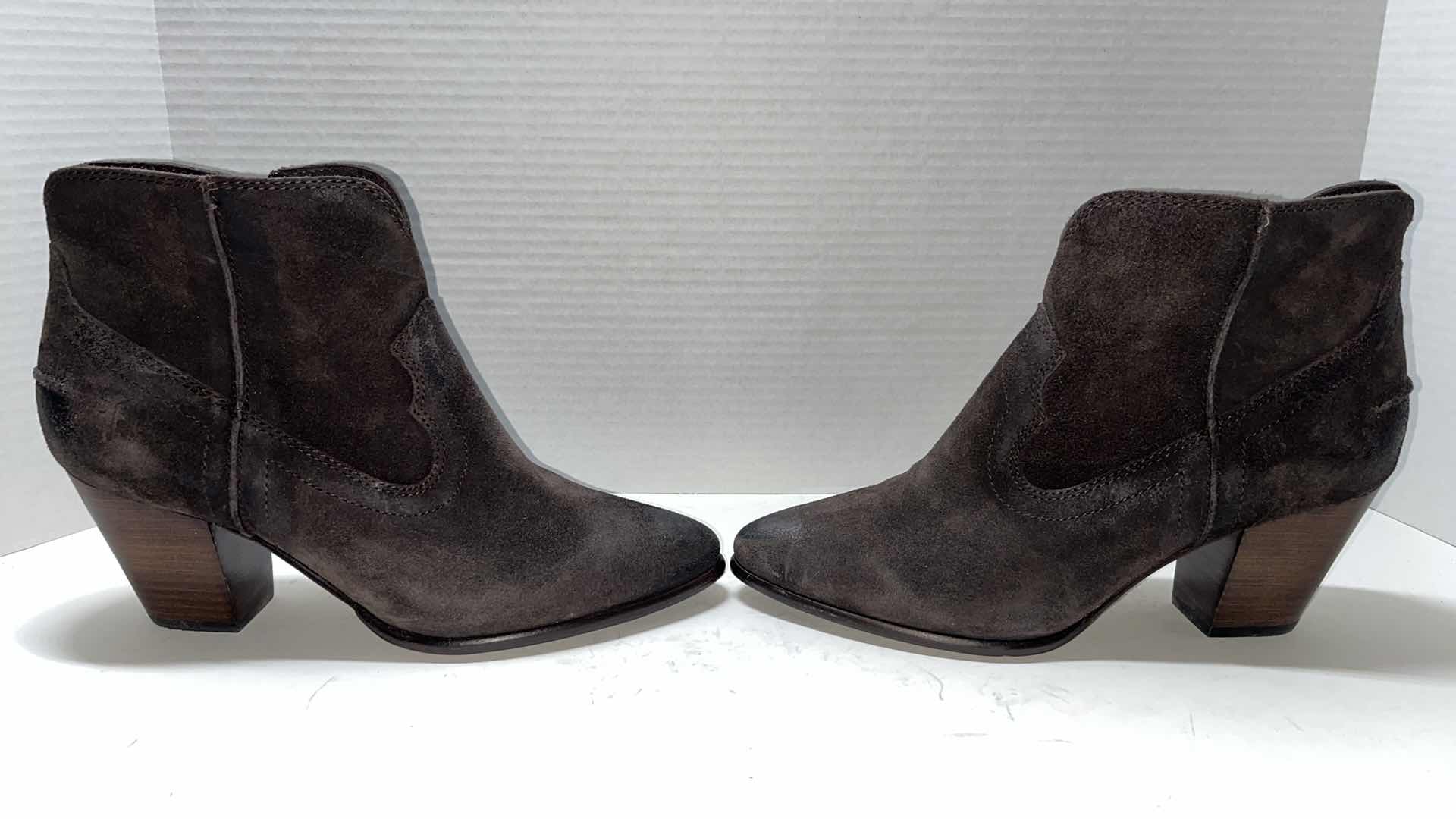 Photo 4 of FRYE RENEE SHORT SEAM ANKLE BOOT (WOMENS SIZE 9)