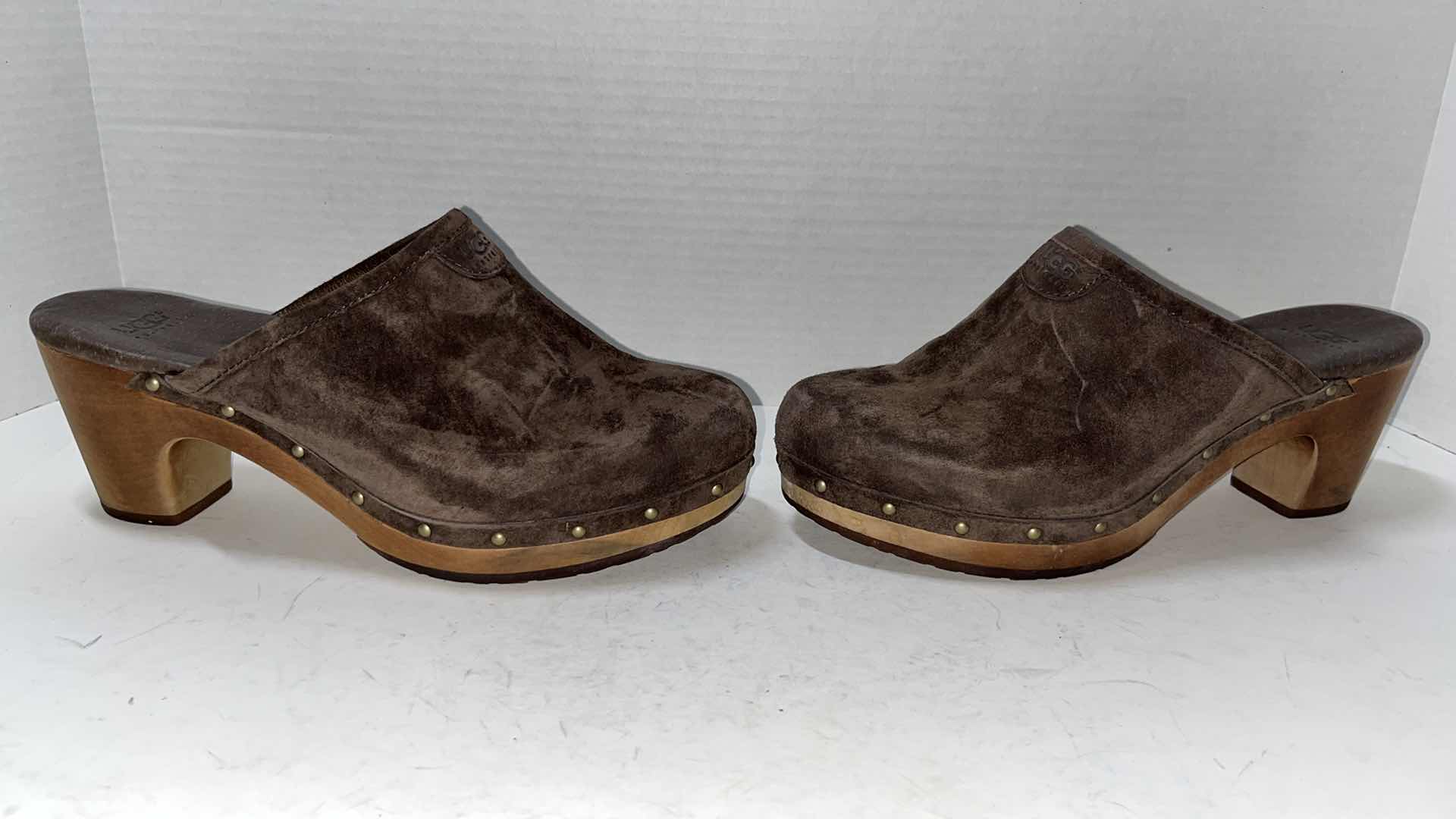 Photo 3 of UGG ABBIE SLIP ON SHEEP SKIN LINED CLOG, COGNAC BROWN SUEDE (WOMENS SIZE 8)