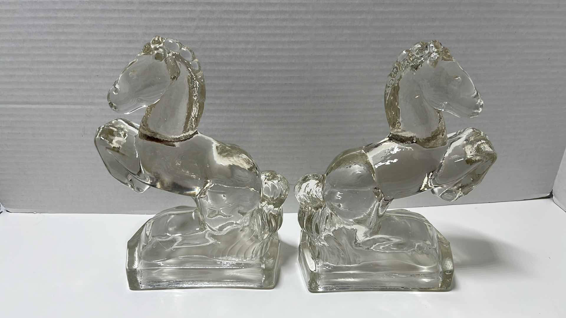 Photo 3 of VINTAGE MIDCENTURY L.E. SMITH HEAVY GLASS HORSE BOOKENDS (2)