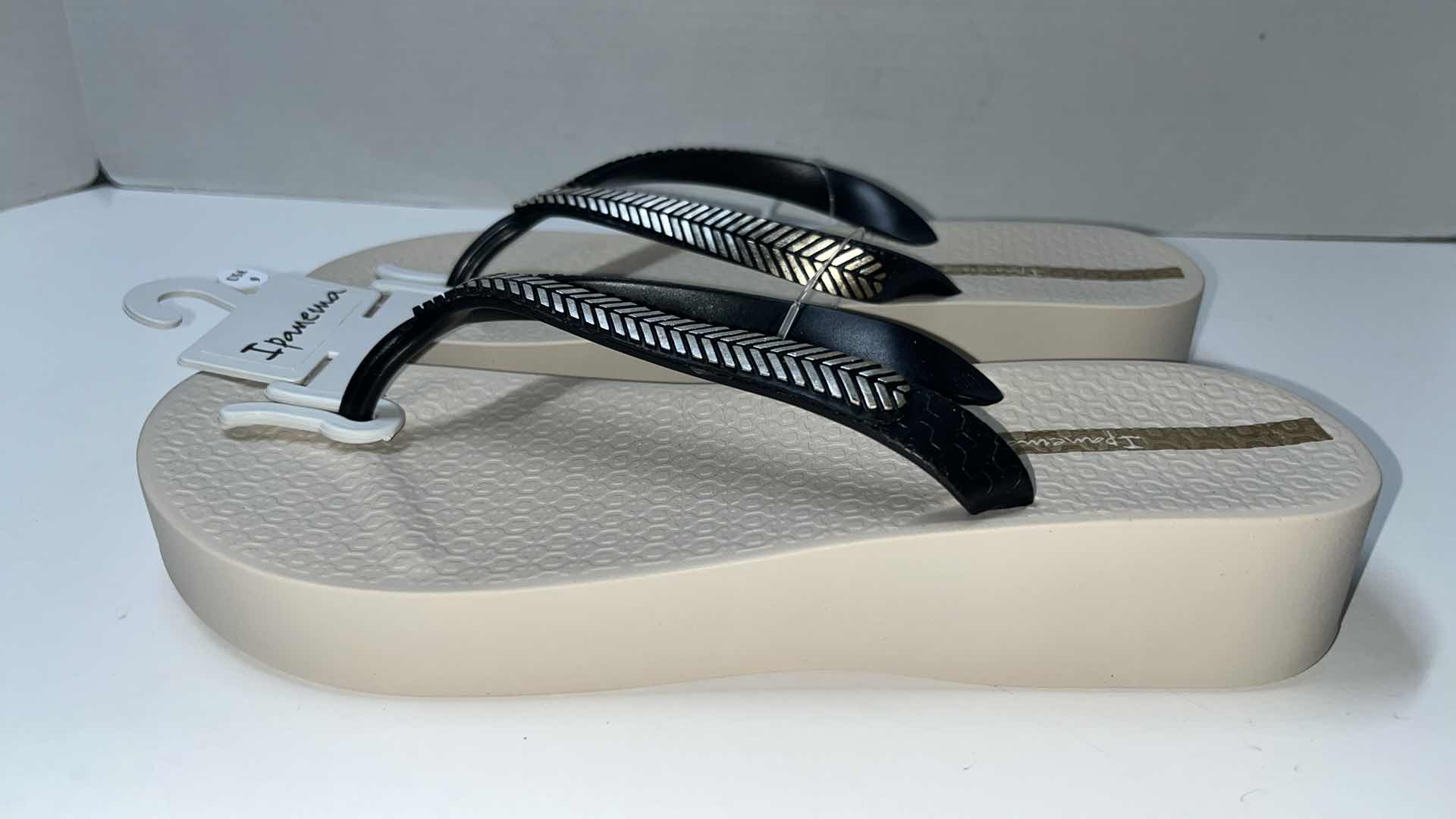 Photo 1 of NEW IPANEMA LAUREL PLATFORM FLIP FLOP, BEIGE/BLACK (WOMENS SIZE 9)