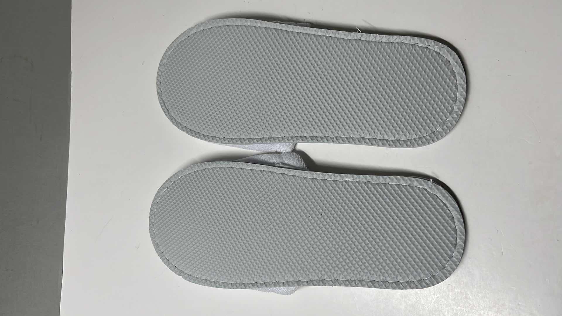 Photo 6 of NEW NORDSTROM HOUSE SHOES (GREY), BATH & BODY WORKS COZY NON-SLIP SOCKS (OSFM) & WHITE HOUSE SHOES, SIZE LARGE (3)