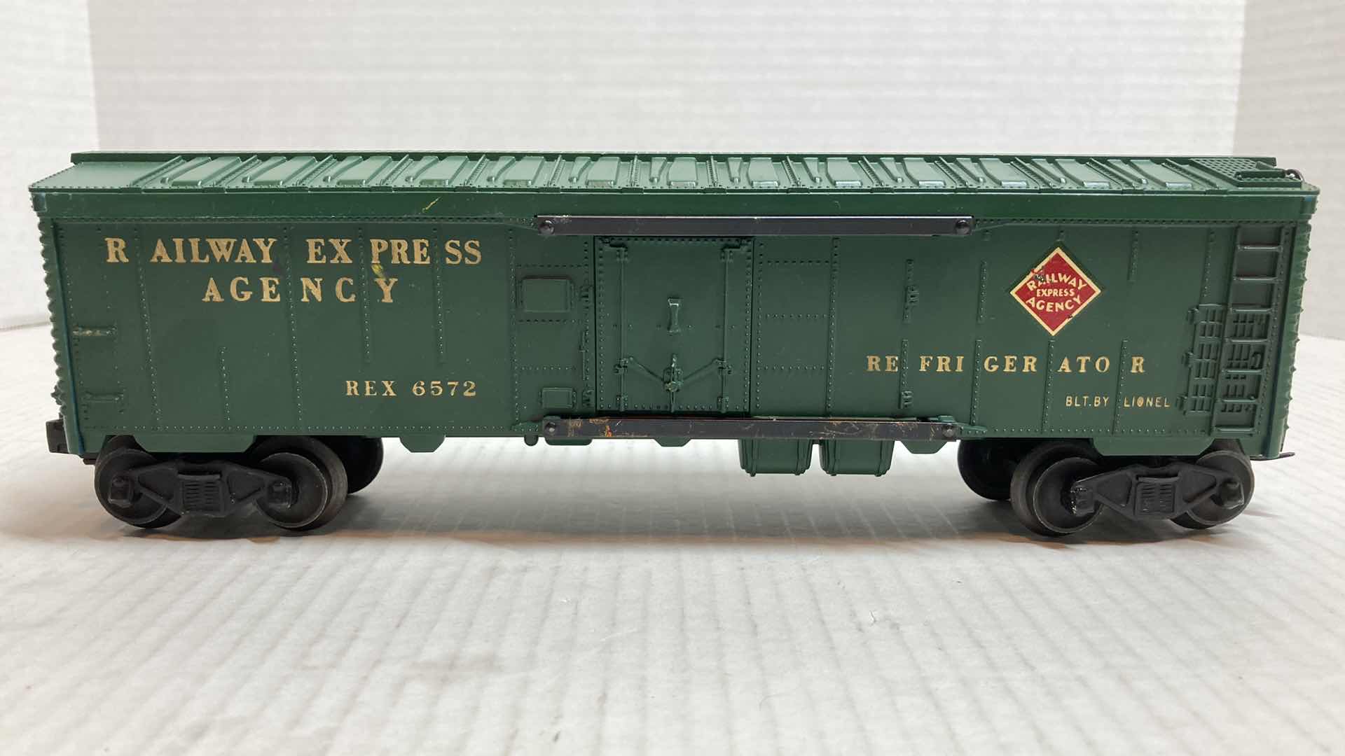 Photo 1 of LIONEL TRAINS 6572 RAILWAY EXPRESS AGENCY REFRIGERATOR TRAIN CAR 1958-1959