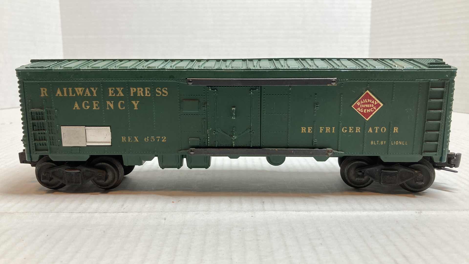 Photo 1 of LIONEL TRAINS 6572 RAILWAY EXPRESS AGENCY REFRIGERATOR TRAIN CAR 1958-1959