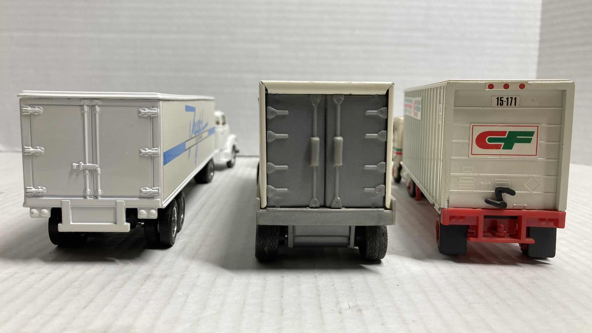 Photo 5 of ERTL AUTO LITERATURE & DOW BRANDS SEMI-TRUCKS W 
TONKIN CF CONSOLIDATED FREIGHTWAYS SEMI-TRUCK MODEL TRUCKS