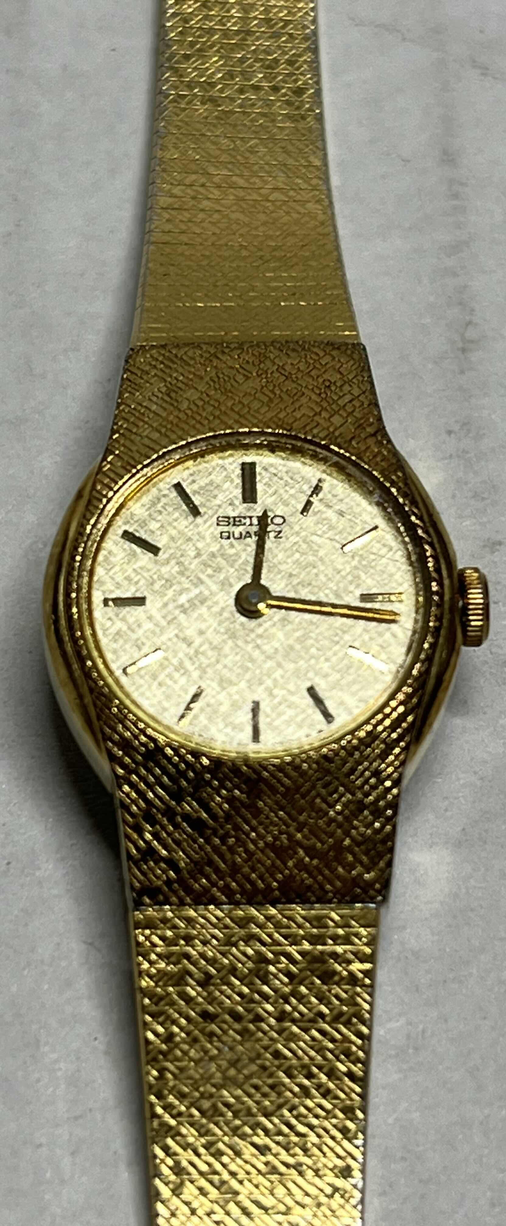 Photo 2 of SEIKO QUARTZ GOLD FINISH WOMENS ANALOG WATCH STAINLESS STEEL BACK #2C20-0149 Z5083