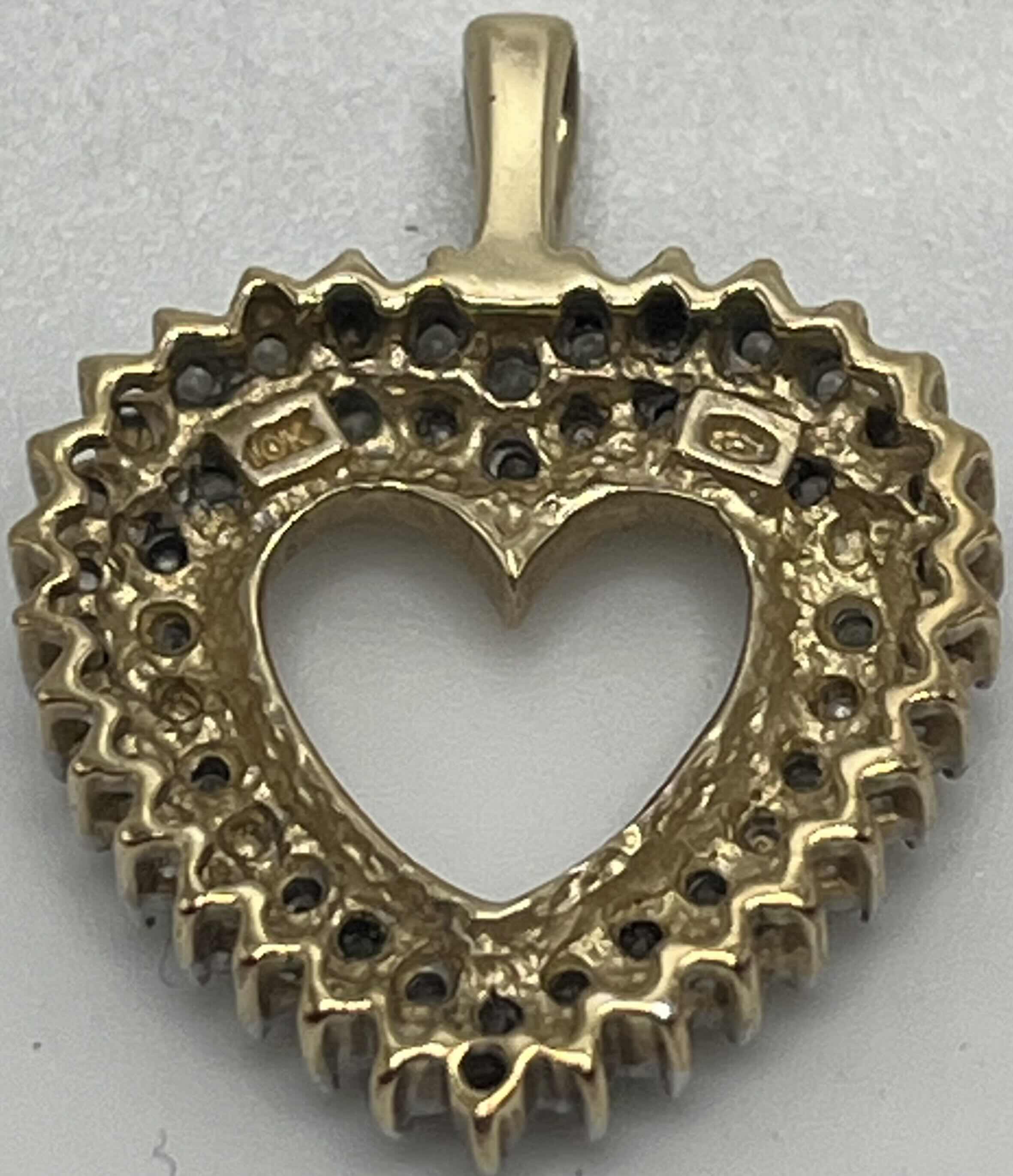 Photo 6 of DIAMOND CLUSTER GOLD 10K HEART PENDANT 3GRAMS