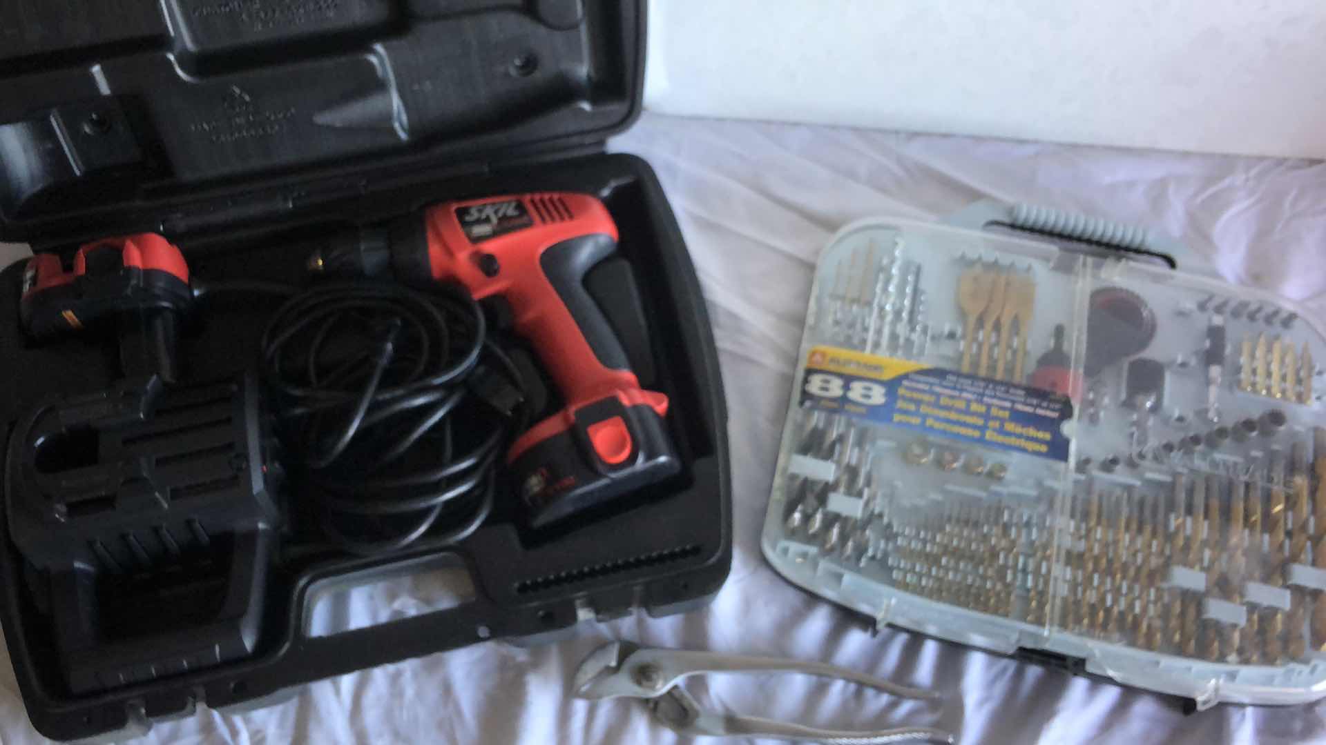 Photo 2 of SKIL CORDLESS DRILL AND 88pc DRILL BIT SET, COLLECTIBLE GOLF BALL DISPLAY