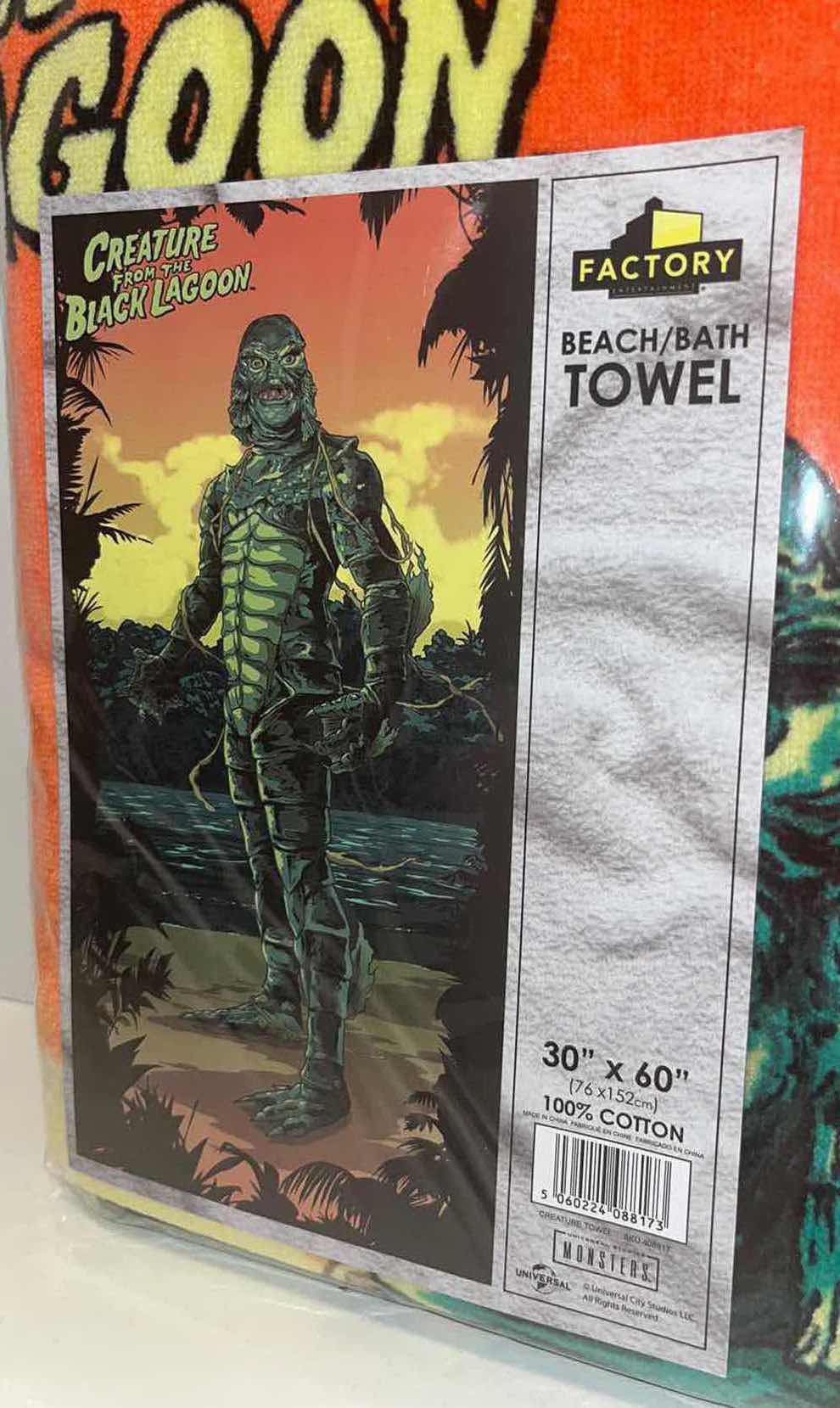 Photo 3 of NEW FACTORY ENTERTAINMENT MONSTERS CREATURE FROM THE BLACK LAGOON 30” X 60” BEACH/BATH TOWEL