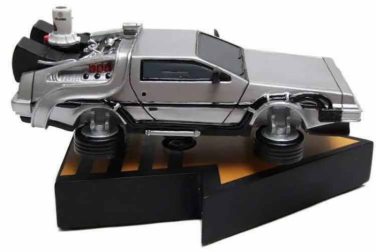 Photo 2 of NEW FACTORY ENTERTAINMENT LIMITED EDITION PREMIUM MOTION STATUE, BACK TO THE FUTURE “DELOREAN TIME MACHINE PART II VERSION”