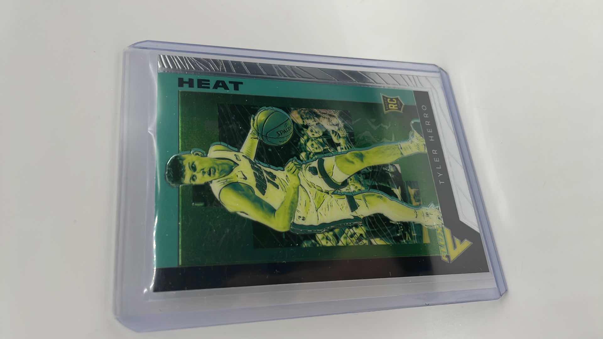 Photo 1 of 2019-20 TYLER HERRO PANINI CHRONICLES FLUX SILVER PRIZM ROOKIE CARD 596