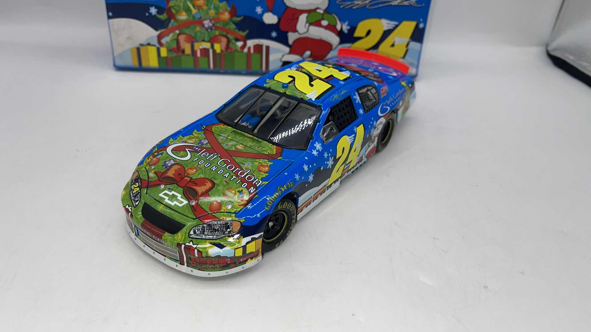 Photo 4 of 2005 JEFF GORDAN 24 HOLIDAY DIECAST MONTE CARLO 1:24