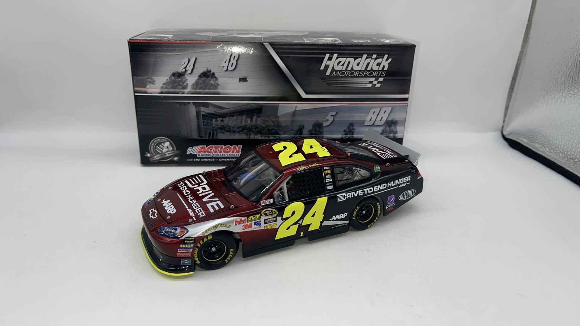Photo 1 of 2011 JEFF GORDON #24 AARP DRICE TO END HUNGER 1:24 NASCAR DIECAST 