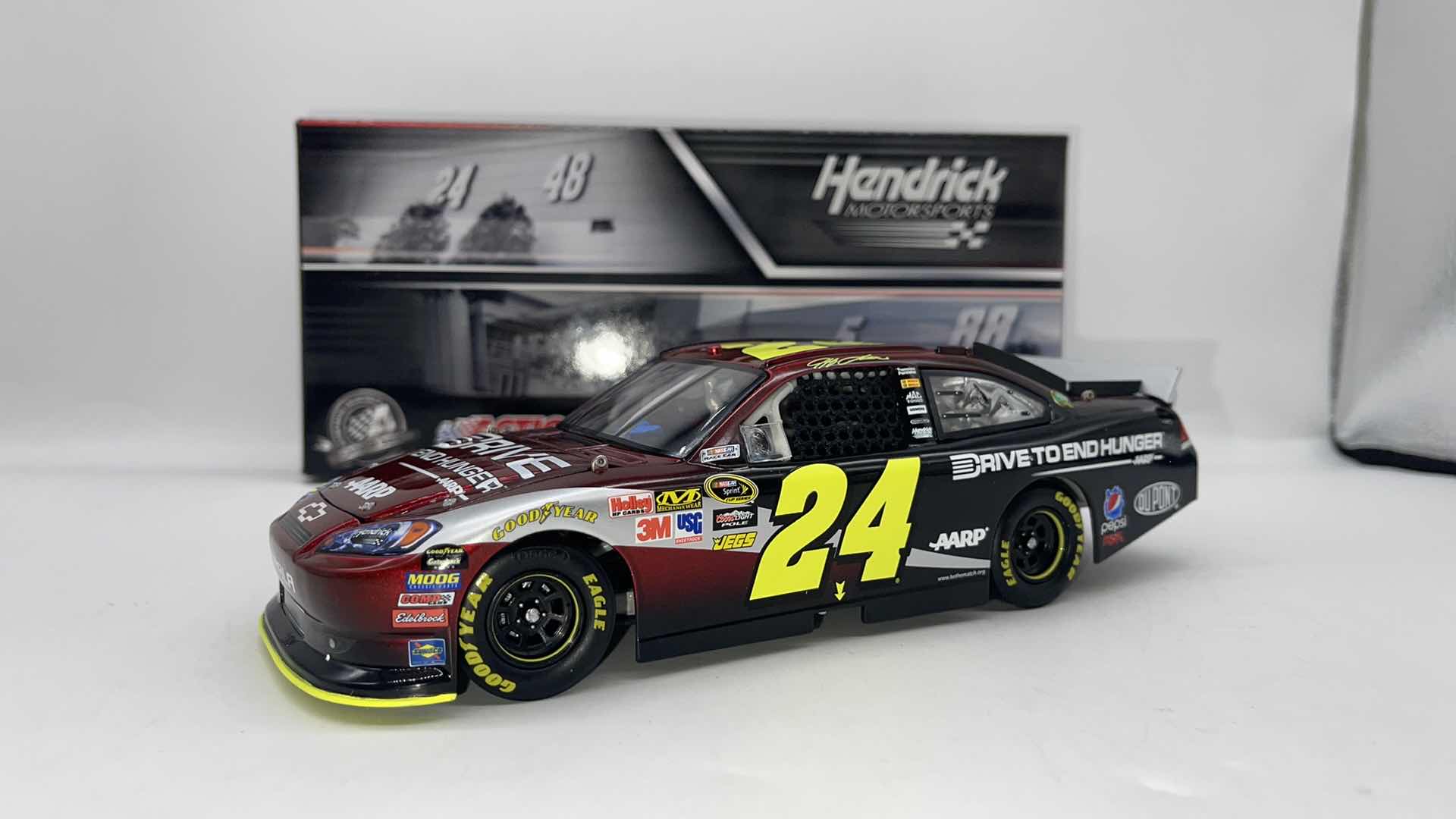Photo 3 of 2011 JEFF GORDON #24 AARP DRICE TO END HUNGER 1:24 NASCAR DIECAST 