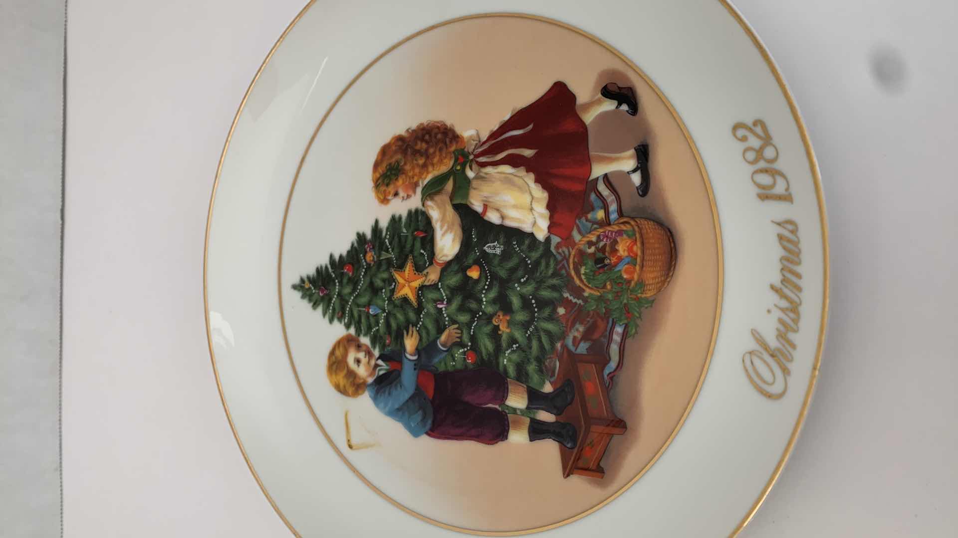 Photo 2 of AVON PRODUCTS “KEEPING THE CHRISTMAS TRADITION” PLATE 9” WIDE