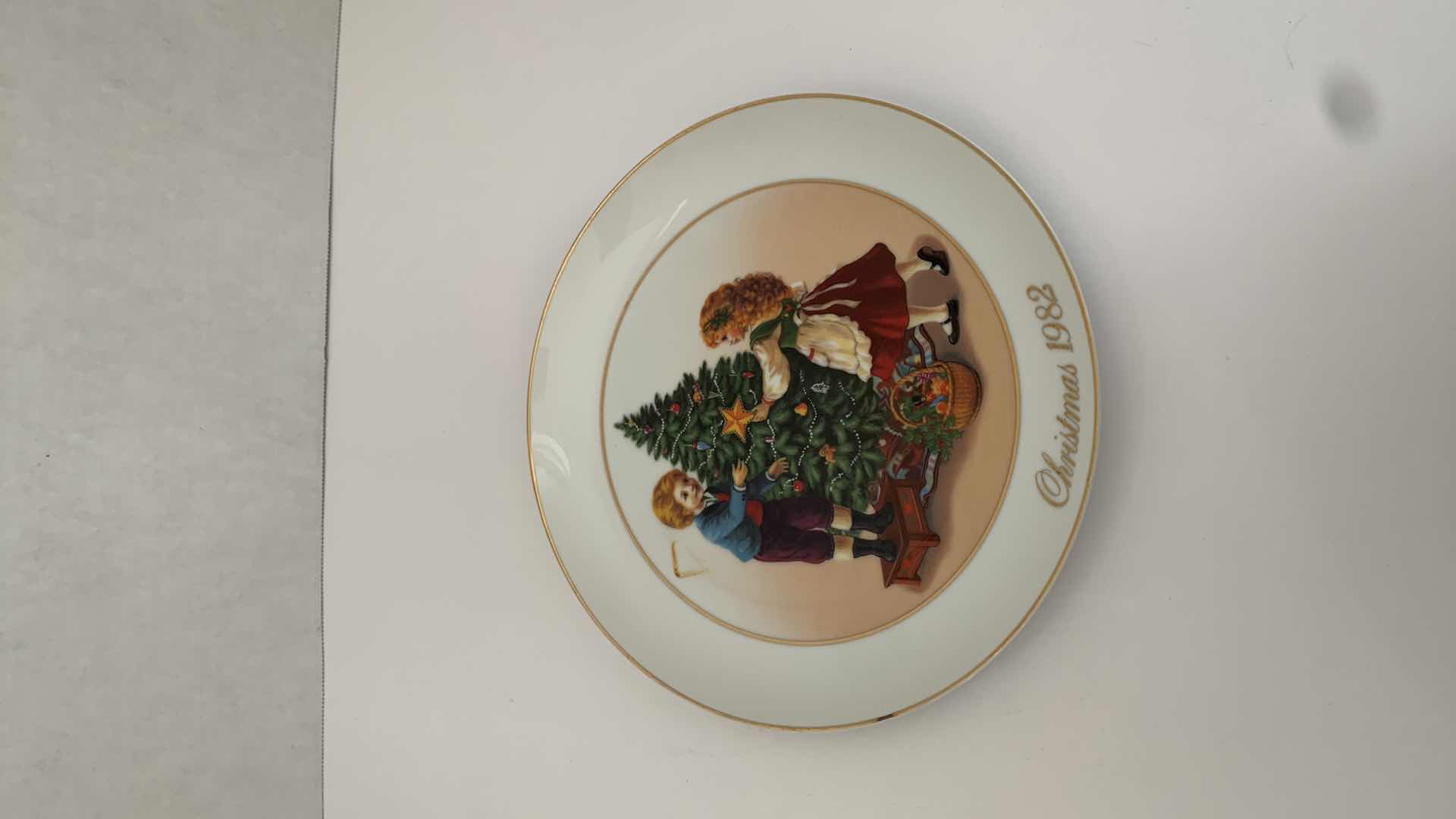 Photo 1 of AVON PRODUCTS “KEEPING THE CHRISTMAS TRADITION” PLATE 9” WIDE
