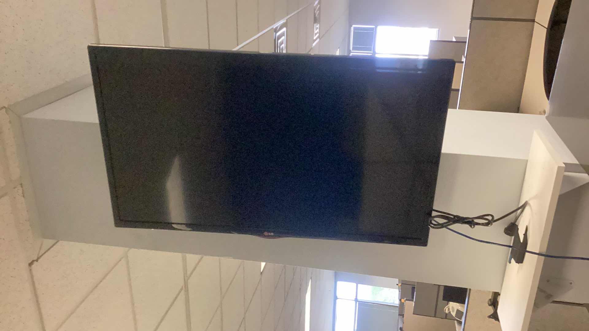 Photo 1 of LG 39” TELEVISION MODEL 39LN5300