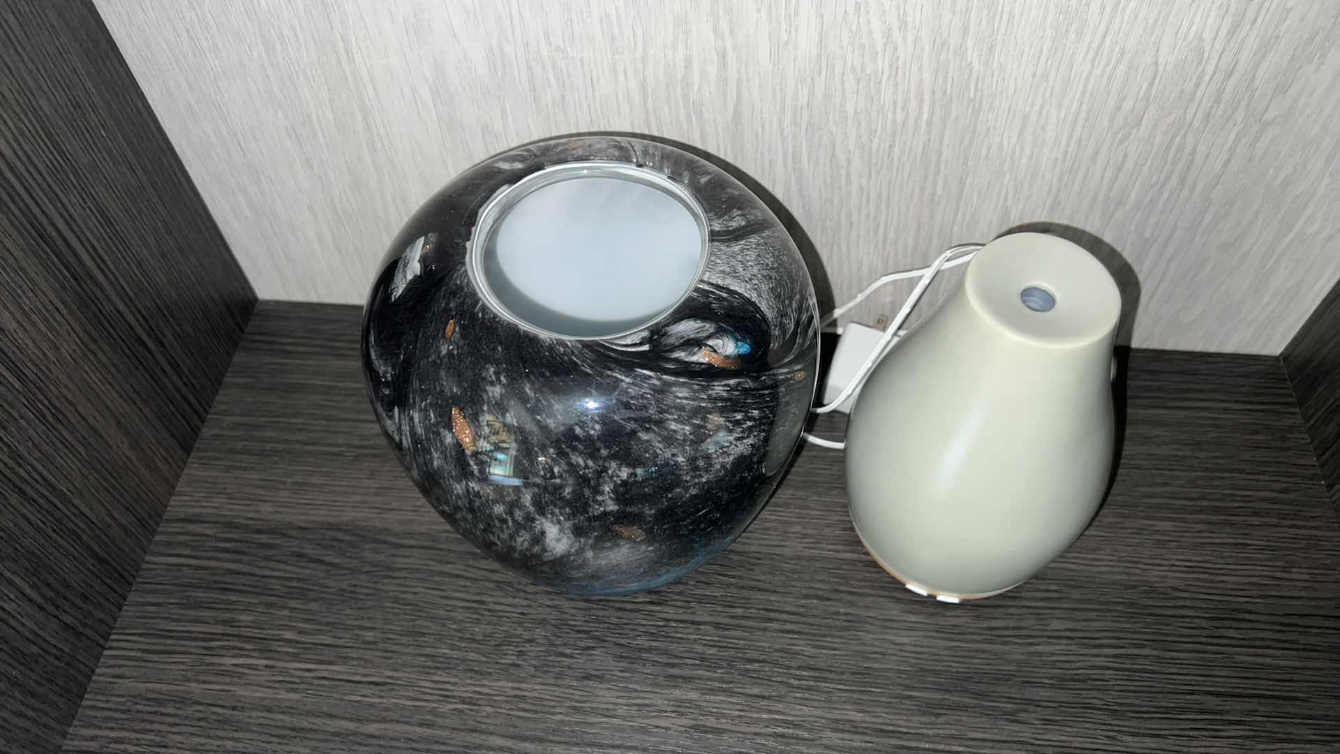 Photo 3 of AIR DIFFUSER & BLUE GLASS VASE