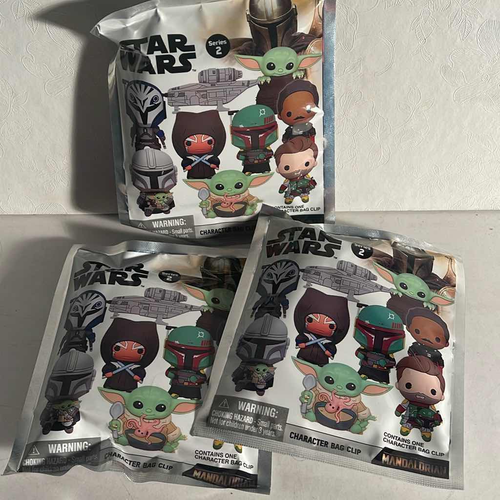 Photo 1 of NIB STAR WARS THE MANDALORIAN DISNEY SERIES 2 CHARACTER BAG CLIP - TOTAL RETAIL PRICE $ 34.00